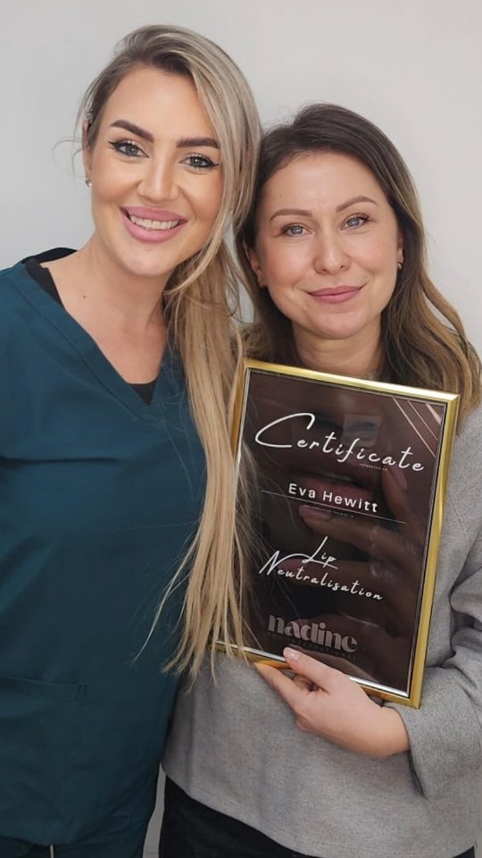 Amazing Masterclass with @nadine_pmu_int , thank you for all the knowledge,you are beautiful person ❤️
Neutralisation is a permanent makeup technique used to balance and even out lip colour, especially for melanin-rich lips.
Melanin-rich lips often have two-toned or uneven pigmentation, where parts of the lips may appear darker, cooler, or slightly purple or brown. Lip neutralisation works by carefully implanting warm corrective pigments into the lips to balance these darker tones.
Over a series of sessions, the pigment helps shift the colour from uneven or cool tones to a more even, balanced lip tone.
The goal isn’t to cover the lips with heavy colour, but to create a natural, harmonious lip shade that looks soft and healthy.
#ehpermanentmakeup #lipneutralizing #lipneutralisation #lipneutralisationstalbans #lipblush