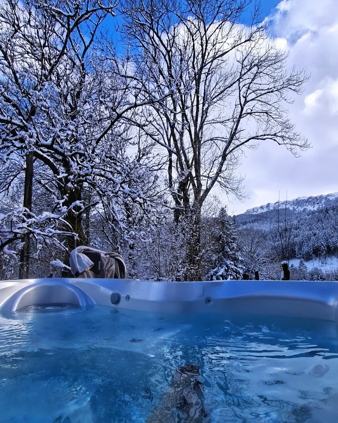 Se poser, regarder, respirer : parfois c'est tout ce dont on a besoin...
Au Lodge, depuis le spa; la vue sur la montagne de Bozat, le calme, la chaleur de l'eau : tout invite à profiter de l'instant present.
Et quand une fine couche de neige de printemps recouvre le Sancy, on ne peut que savourer ce petit clin d'oeil ephemère de dame nature avant la saison douce 🤩
#massifdusancy #mooddujour #auvergnenature #spaavecvue #instantpresent