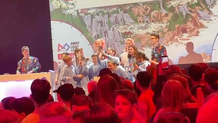 Geweldig nieuws vanuit de FIRST LEGO League Challenge!
Van de 42 teams heeft ons schoolteam, zaterdag, de 1e prijs voor Core Values gewonnen! 🏆 De jury bekroonde ons als het team met de beste samenwerking en het team dat het meeste plezier uitstraalde tijdens de wedstrijd.
In totaal waren er drie Core Values-prijzen, en wij eindigden op de eerste plek, iets waar we enorm trots op zijn! 🙌 Goed gedaan kanjers!!!
Geen overall-prijs dit keer, maar wél een hele belangrijke die perfect laat zien waar ons team voor staat: samenwerken, elkaar helpen en plezier hebben terwijl we leren. 💛
#fll #firstlegoleague #teamwork #trots