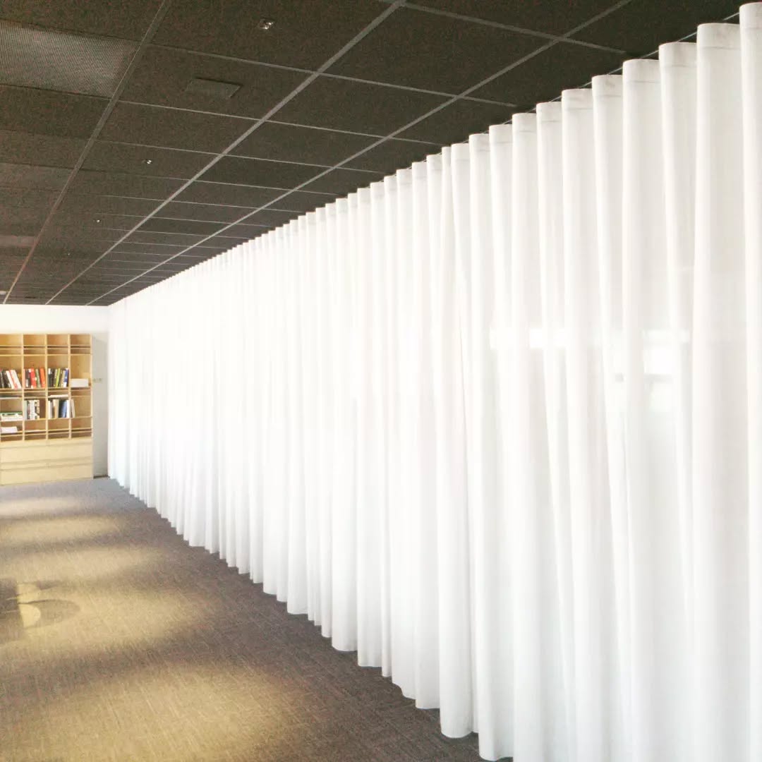 Toevoeging van een stuk gezelligheid in de nieuwe kantoren en vergaderruimte van Lightpoint Oudenaarde, in opdracht van A116 architecten.
#raamdecoratie #waveconfectie #toppoint