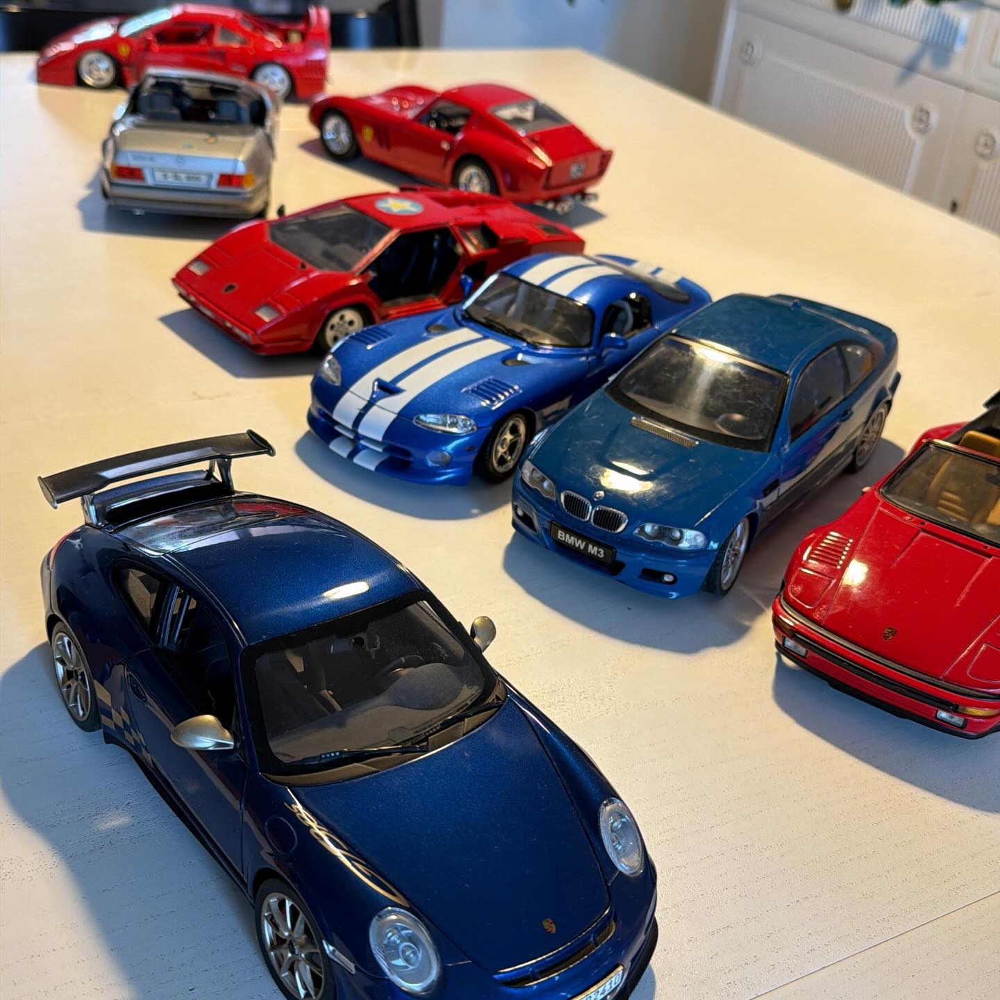 Kipeänä kotona, kiva tarkastella autotallia.