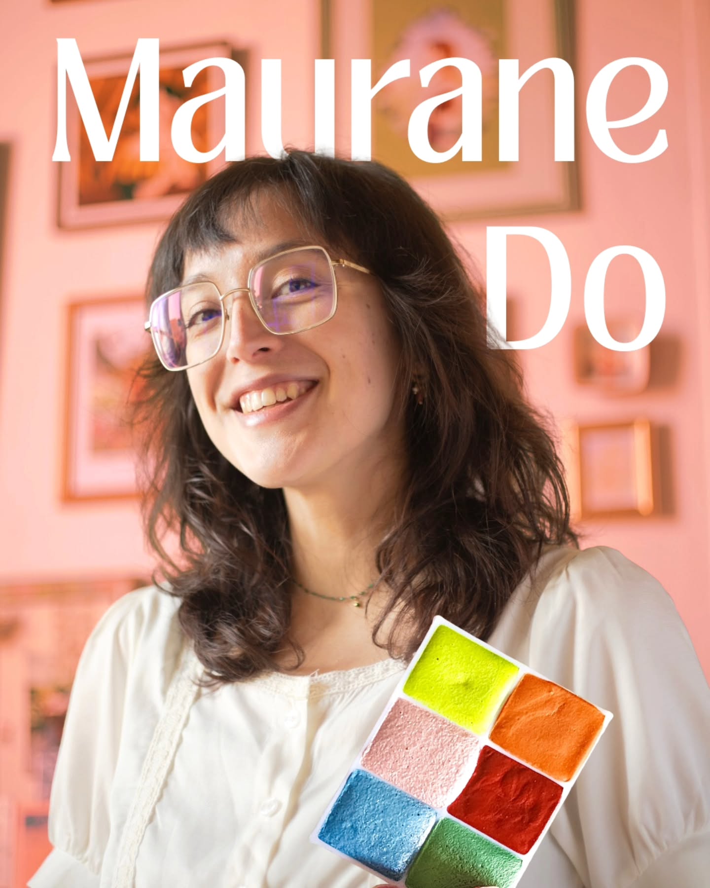 La prochaine collection d'aquarelle se profil à l'horizon ! ✨
Et l'illustratrice de cette prochaine collaboration ne sera autre que @maurane.do ! ❤️
On vous laisse à vos meilleurs pronostics pour essayer de découvrir le thème du coffret et le nom des couleurs ! Et on se donne rendez-vous les 4 prochains lundi pour en apprendre plus sur la collection !
J'espère que vous avez hâte et serez aussi enthousiastes que nous !