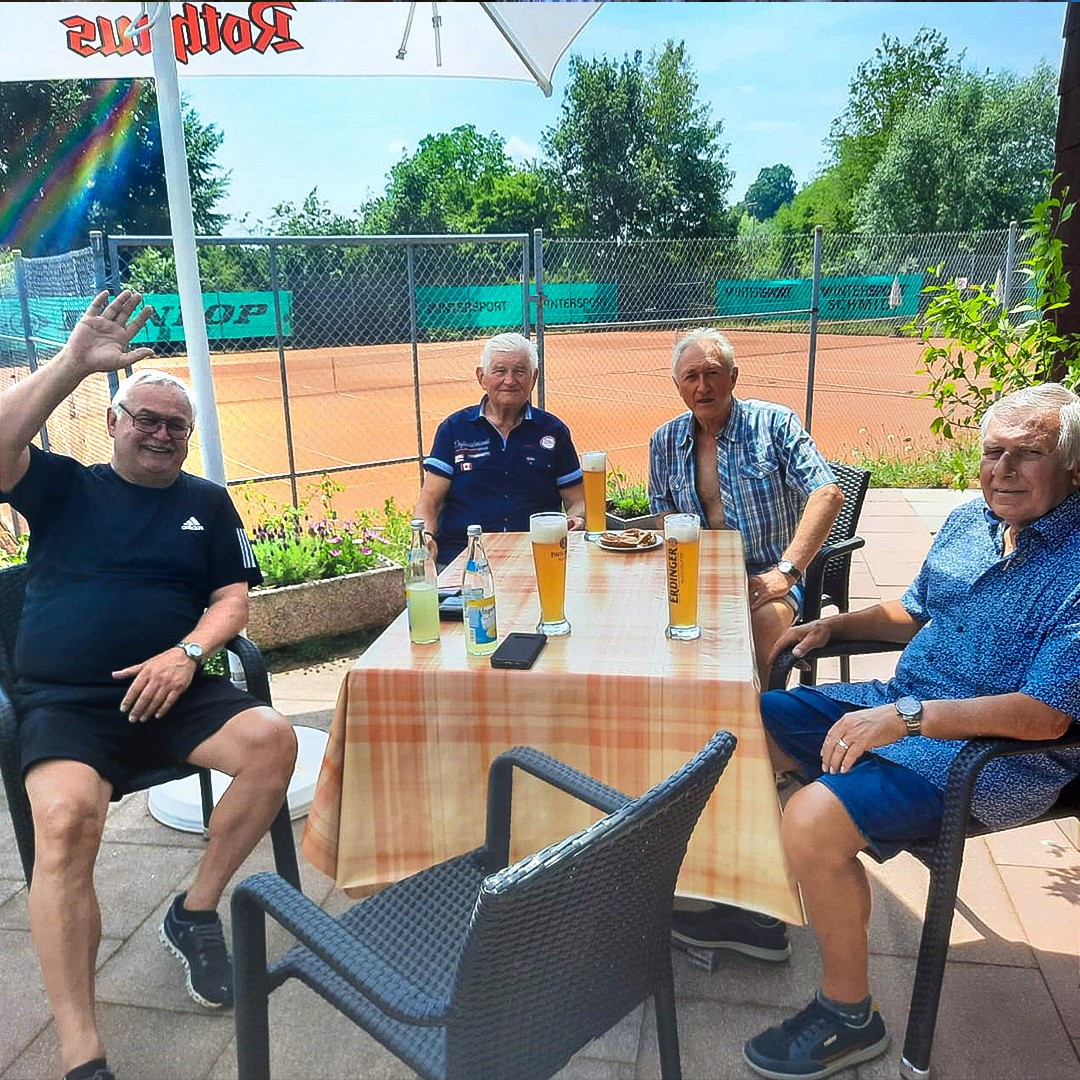 4 Mannschaften – 4 Siege
Gut erholt nach Pfingsten gewannen alle Engener Mannschaften die Spiele des Wochenendes!
Am Sonntag fanden 15 wunderbare Spiele der Herren und Herren 30 parallel auf heimischen Sand statt. Die Anlage war sehr gut besucht und die Stimmung war ausgelassen.
Hier die Ergebnisse des Wochenendes und Montag:
H - TC Engen geg. TC Immenstaad - 4:2
H30 - TC Engen 1925 geg. TSG DJK Singen/TC Welschingen - 7:2
H50 - TSG TC Engen/TC Aach 1 geg. TC BW Donaueschingen - 5:4
HD70 - TC Altbirnau geg. TC Engen - 1:3
Weiter so!!!
#tcengen #tennisclubengen