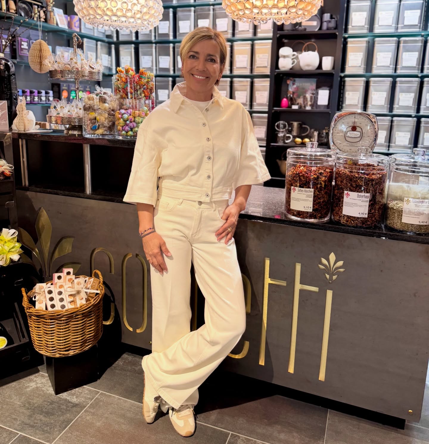 Manche Looks fühlen sich einfach nach Neuanfang an 🤍
Unsere neue Kollektion ist da – und wir sind verliebt in diesen cleanen Denim-Zweiteiler in Weiß. Die perfekte Kombination aus lässiger Jeanshose und kurzem Jäckchen: minimalistisch, modern und so vielseitig.
Ob zusammen getragen für den ultimativen Statement-Look oder einzeln kombiniert – dieses Set begleitet dich von Coffee-Date bis Dinner.
✨ Frisch. Zeitlos. Besonders.