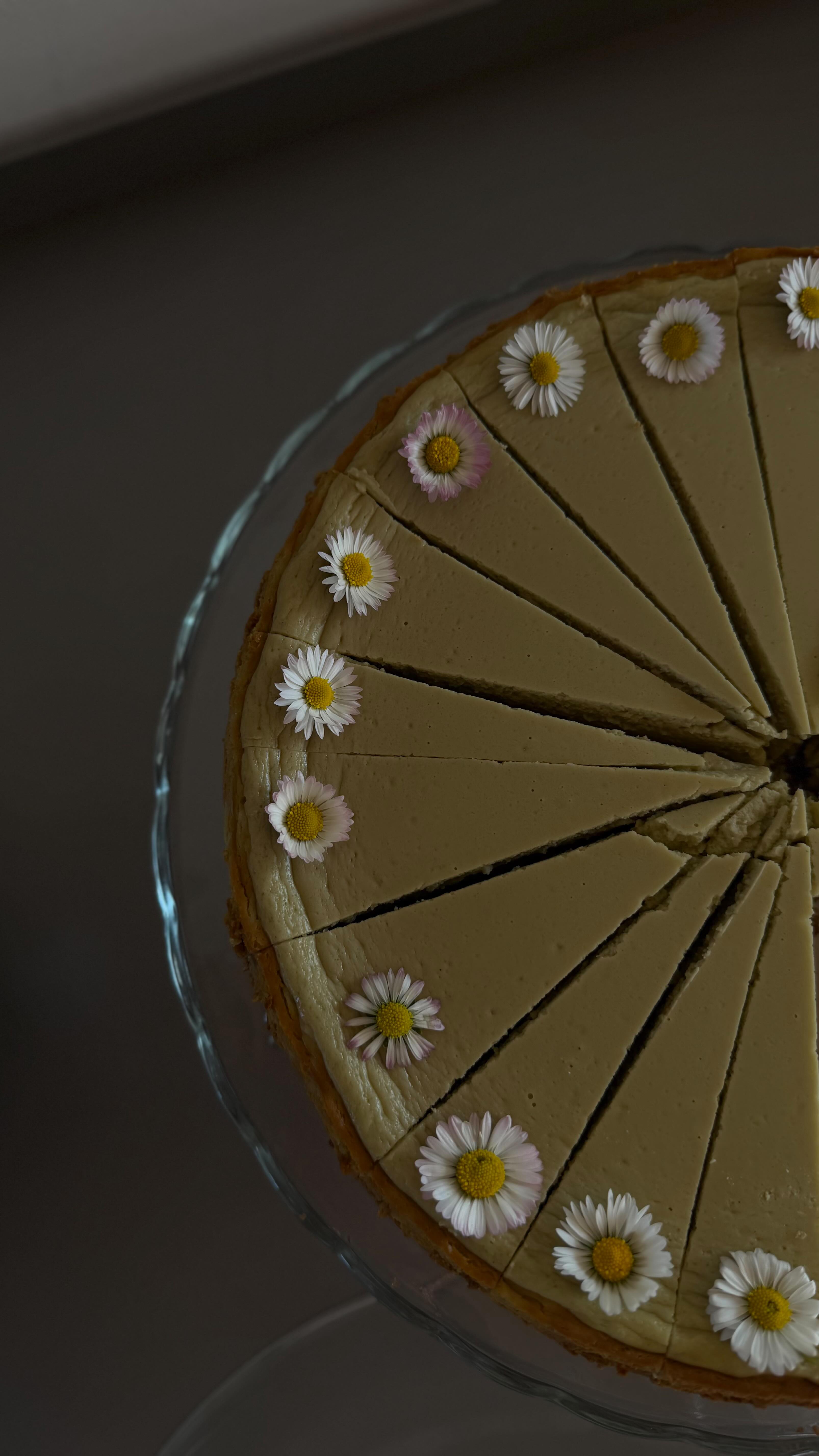 Gestern hatte ich ein langes Gespräch mit einer Kollegin. Irgendwann sagte sie: „Ich habe lange niemanden gesehen, der so viel kollaboriert wie du.“
Und ich musste lachen, weil ich dachte:
Ja. Das stimmt wahrscheinlich. 😬
Es liegt einfach in meiner Natur.
Ich liebe es, mit Menschen zusammenzuarbeiten.
Ideen gemeinsam zu bewegen.
Projekte zusammen entstehen zu lassen.
Gerade in der Selbstständigkeit sind wir so oft auf uns allein gestellt.
Viele arbeiten still vor sich hin.
Unterrichten ihre eigenen Klassen.
Hier ein Retreat, da ein Workshop.
Und das ist völlig okay.
Aber ich habe gemerkt:
Für mich entsteht die Magie in der Zusammenarbeit.
In den letzten Jahren durfte ich mit so vielen Menschen co-kreieren. Und ehrlich gesagt: Ich habe auch viel falsch gemacht. Ich wurde an Grenzen gebracht, musste lernen, loslassen, neu justieren.
Aber all diese Erfahrungen haben mich genau hierhin geführt. Zu dem Punkt, an dem ich heute sagen kann:
We have the perfect team. 🥺🫀
Die Frauen, die heute an meiner Seite stehen, gehören genau hierhin.
Unsere Trainings leben von dieser Zusammenarbeit.
Von Vertrauen.
Von Ergänzung.
Und davon, dass wir wirklich gerne miteinander arbeiten.
So wie hier – in unserer letzten Somatic Yin Yoga Ausbildung, in der ich gemeinsam mit @absolutelyannaaa Raum für Frauen halten durfte.
Diese Kombination gibt es nur zweimal im Jahr.
Next time we see each other in Portugal. 😉 🌊