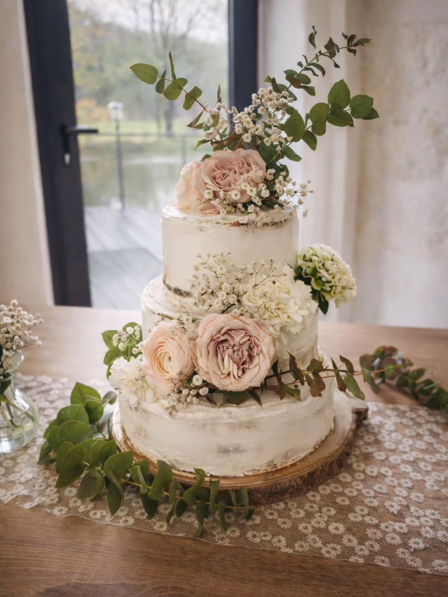 🔙 Retour en images sur le weekend dernier au Salon du Mariage de @wedding_and_the_gang 💒
Quel honneur et plaisir de rejoindre cette association bourrée de personnes talentueuses ✨️
Merci pour toutes ces bonnes vibes et cette énergie🕺, ça me rappelle à quel point ça fait du bien d’être bien entourée. Un énorme merci également à @elo.events85 et @ohmyday.events pour cette orga au poil 👌🏼
📸 1 à 3: Mon "petit" naked cake tout beau tout frais avant de se prendre 2 jours à l’air libre sous 20 degrès 😅🥲 et un petit échantillon de mes pièces cocktails @loiseaunocturne
Un grand merci à @maisonchoplain pour ses fleurs sublimes 🤩
📸 4 à 8: les sublissimes photos de @histoirescitadinesphotographie 🥰 quand je vous dis qu’il y a du talent par ici ✨️
Si vous organisez votre mariage, vous savez qui venir voir 😉
#weddingandthegang #weddingshot #mariage #patisseriemariage #foudepatisserie