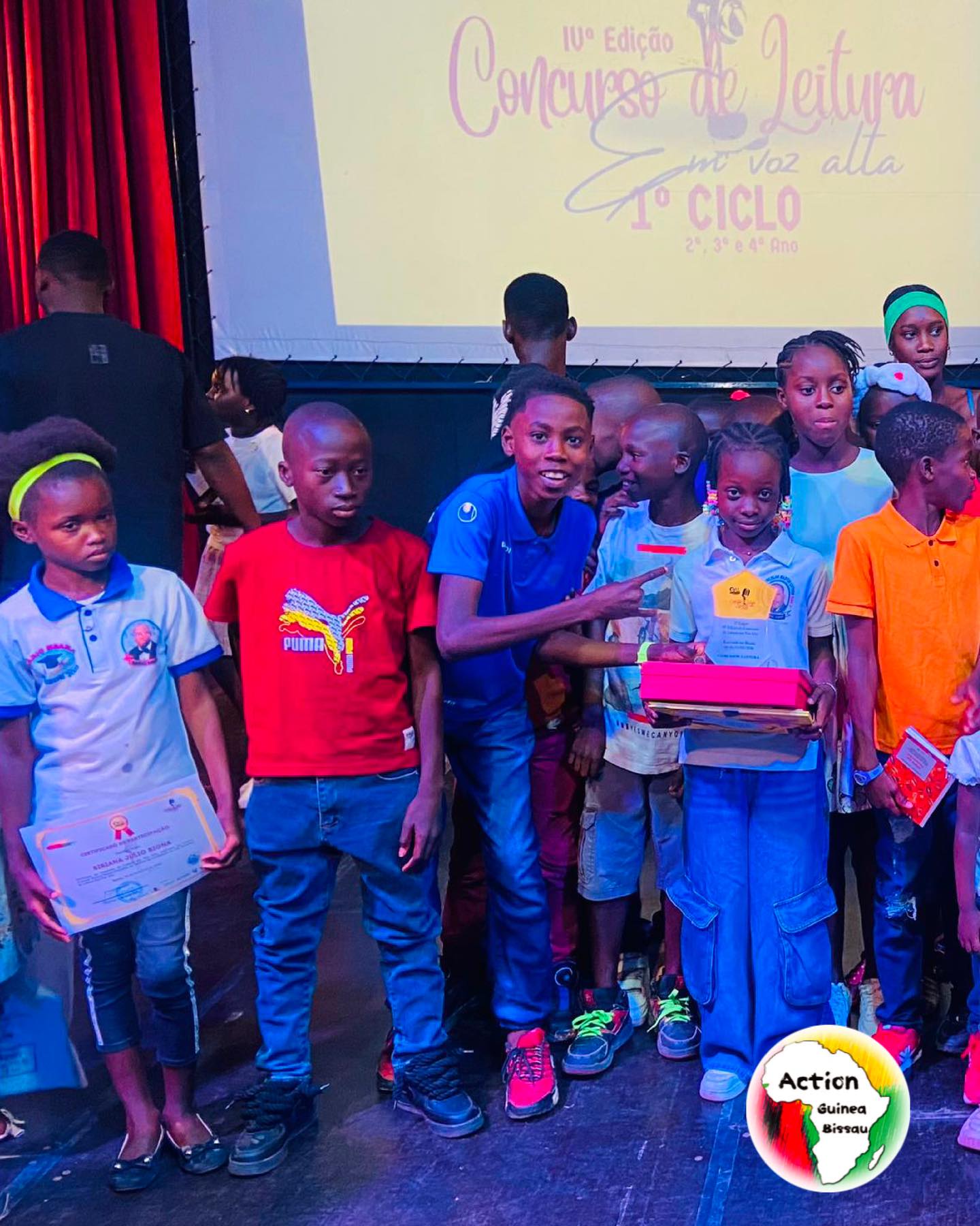 Last month, Martin Luther King Jr. School took part in World Read Aloud Day at the Franco-Bissau-Guinean Cultural Center, joining 19 other primary schools in a reading competition organised by the Love of Reading Club 💚
4th-grade student Fidanca da Costa represented MLK School and won second place reading A Cana de Bambu by Kátia Casimiro, supported by her teacher, classmates and family!
Congratulations to Fidanca and the whole school community! 🇬🇼📚