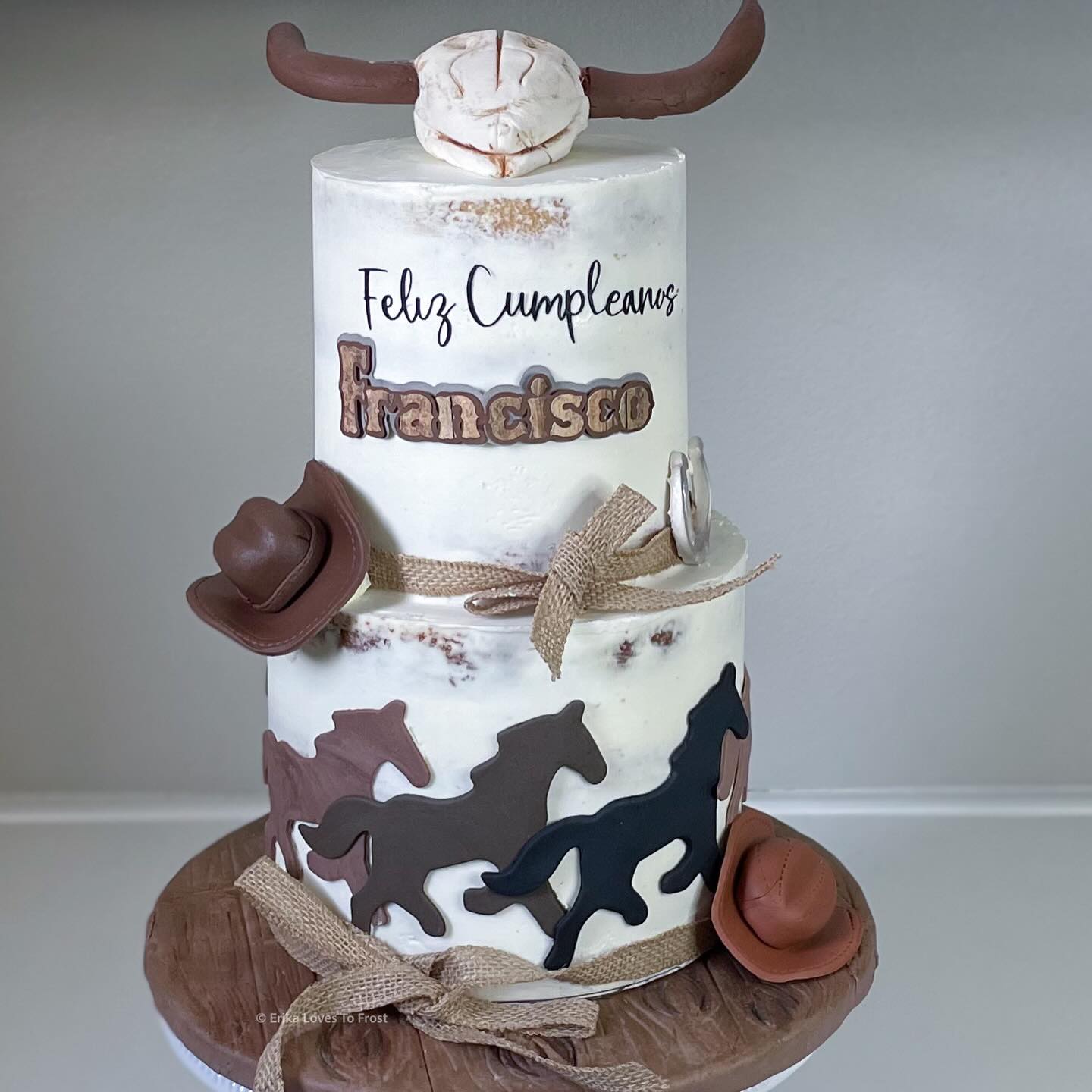 Western/ Cowboy 🤠 themed cake. ♡
🐴
♡
♡
#erikalovestofrost #westernthemedcake #cowboycake #fondantcowskull #horsethemedcake