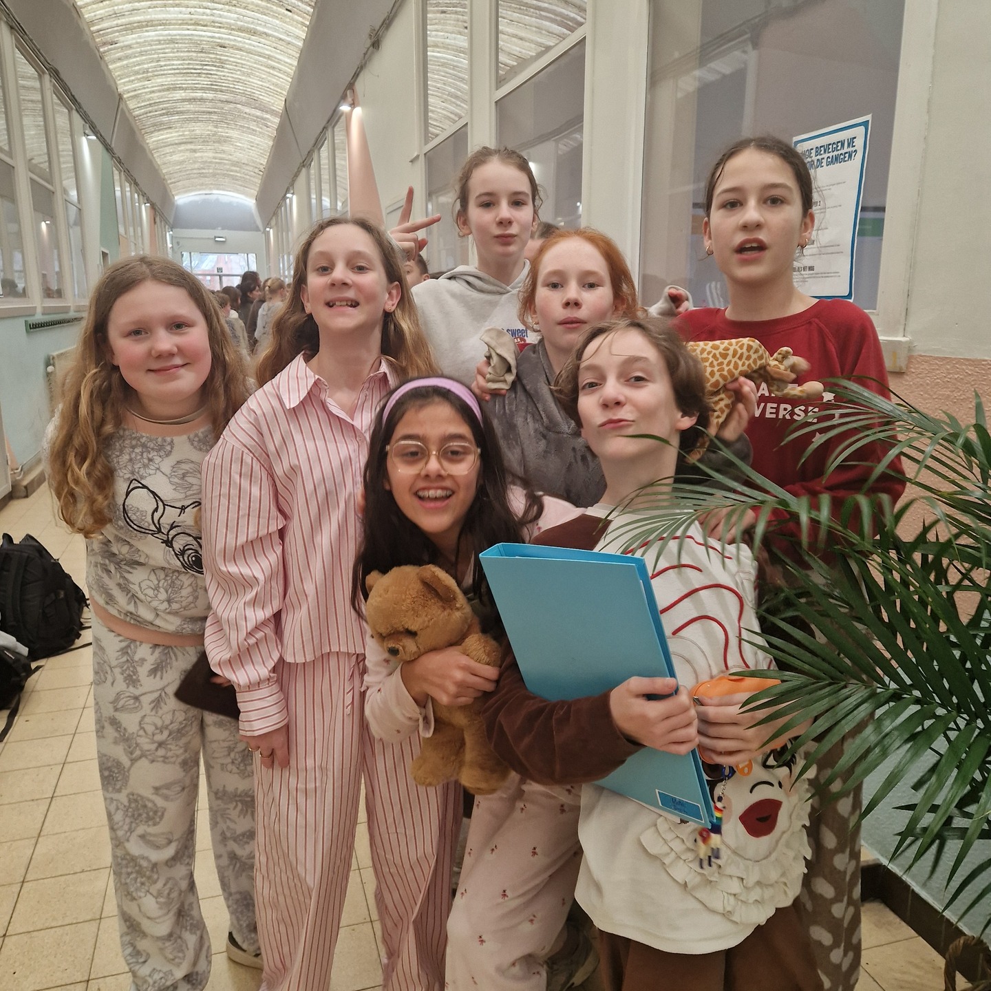 Een excuus om je knuffel mee naar school te brengen, een kussengevecht te houden en je niet te moeten omkleden 's morgens? Dat is snel gevonden! Zéker als je ondertussen ook aandacht voor Bednet kan vragen. Dit was pyjamadag 2026!
