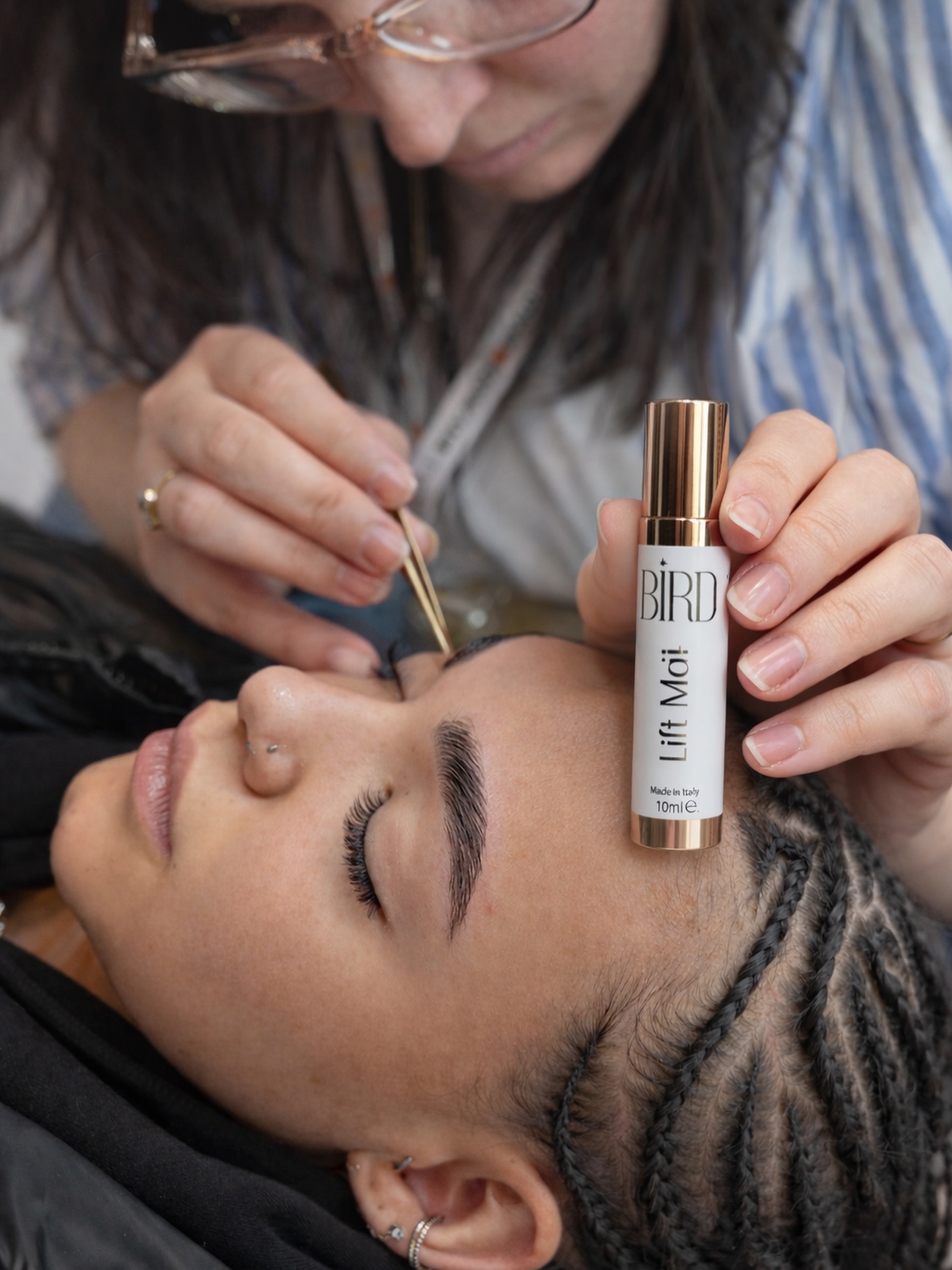 ✨ Protéine Brow Lift — sans teinture
Des sourcils disciplinés, liftés et visiblement plus fournis… en seulement quelques minutes.
Notre Protein Brow Lift restructure le poil pour repositionner les sourcils et ouvrir le regard, tout en respectant leur fibre naturelle.
⏱ Temps de pose : 6 à 10 minutes
✔ sourcils liftés
✔ effet plus dense
✔ résultat naturel
✔ protocole rapide
💫 Notre Protein Brow Lift BirdLash est adapté aux cils et aux sourcils.
Le geste pro qui change tout.
#browlift #browlamination #birdlash #lashartist #browartist