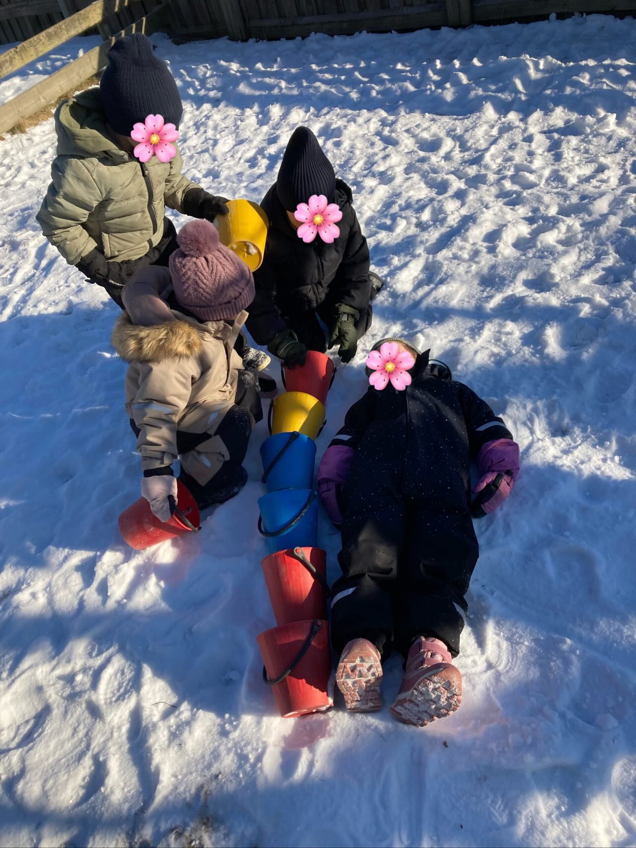 ❄️ Snön är borta ute på gården just nu, men i kamerarullen bor den kvar.
På våra snödagar provade barnen att mäta med hopp, fotlängder, hinkar, rep och morötter – en lekfull stund där nyfikenhet och matematik fick gå hand i hand. 💛
Hur många hinkar lång är du? 📐🪣
#förskolansvärld #förskolaikungsbacka #förskolaikullavik #föräldrakooperativethedenhös