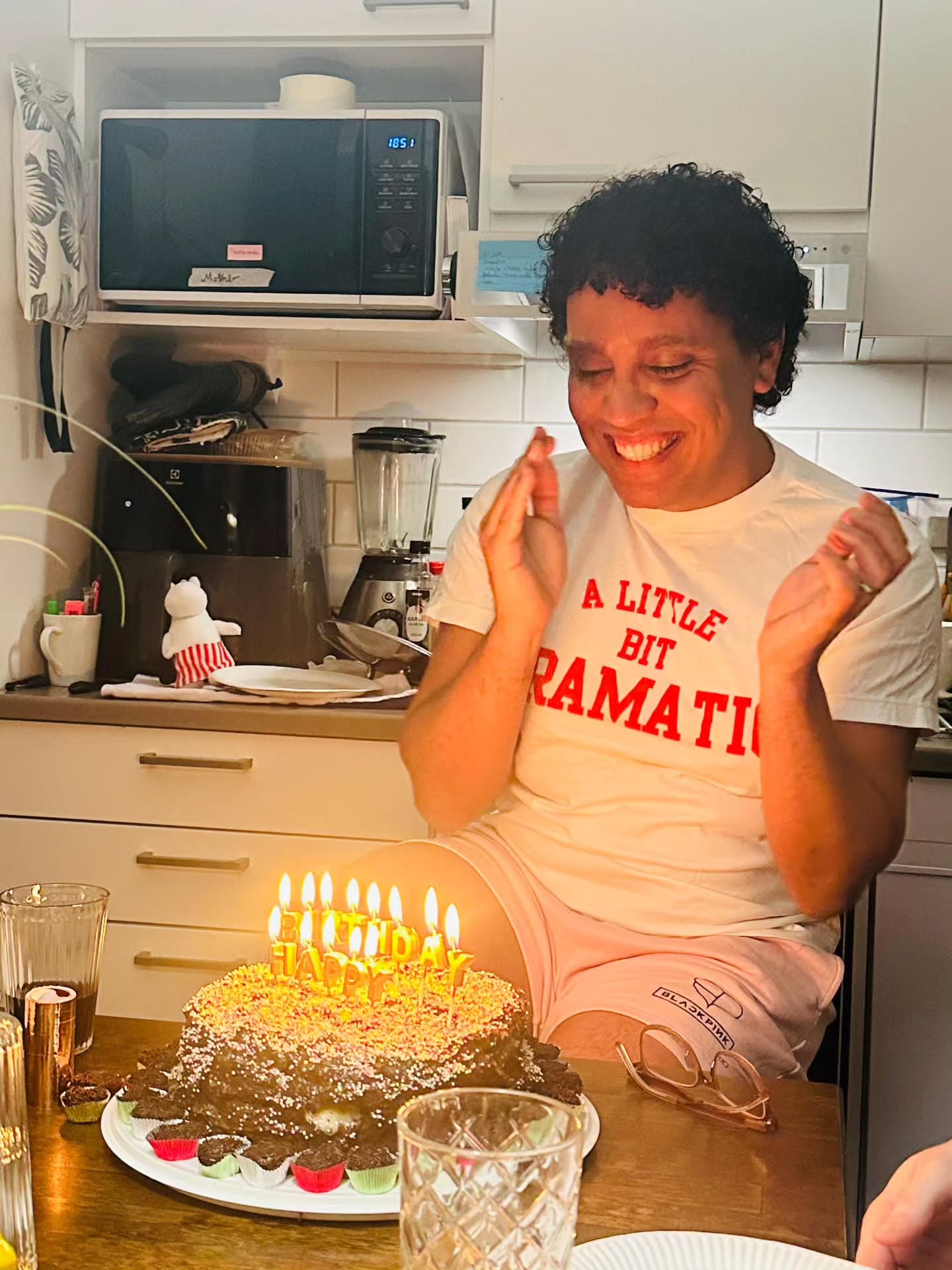 Eu nasci numa segunda-feira, as 16:10 da tarde. Hoje tive um dia muito feliz, rodeado de pessoas agradáveis, trabalhando no que amo fazer, vi meus estudantes brilharem, muito afeto, carinho e terminei o dia com PARTE da minha rede de amigos&amores que me surpreenderam em plena segunda-feira.
Mais um ano lembrando que é bom estar vivo ♥️ Muito obrigado a todes que me ajudaram diariamente a ter força e alegria em continuar seguindo! 🌈