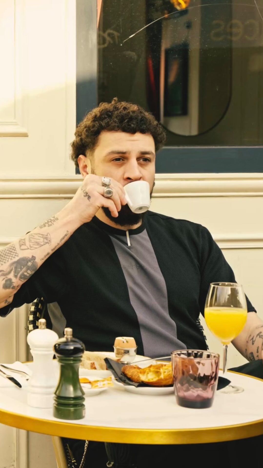 🥐☕️🍳 Un petit déjeuner chez Marguerite
🗯️ Bonne nouvelle !
Commencez votre journée du bon pied en vous installant chez Marguerite pour savourer un délicieux petit-déjeuner 🌼
🎥 @troisiemeservice.studio
#paris #onmytable #chezmarguerite #bouillonparisien #bonneadresseparis