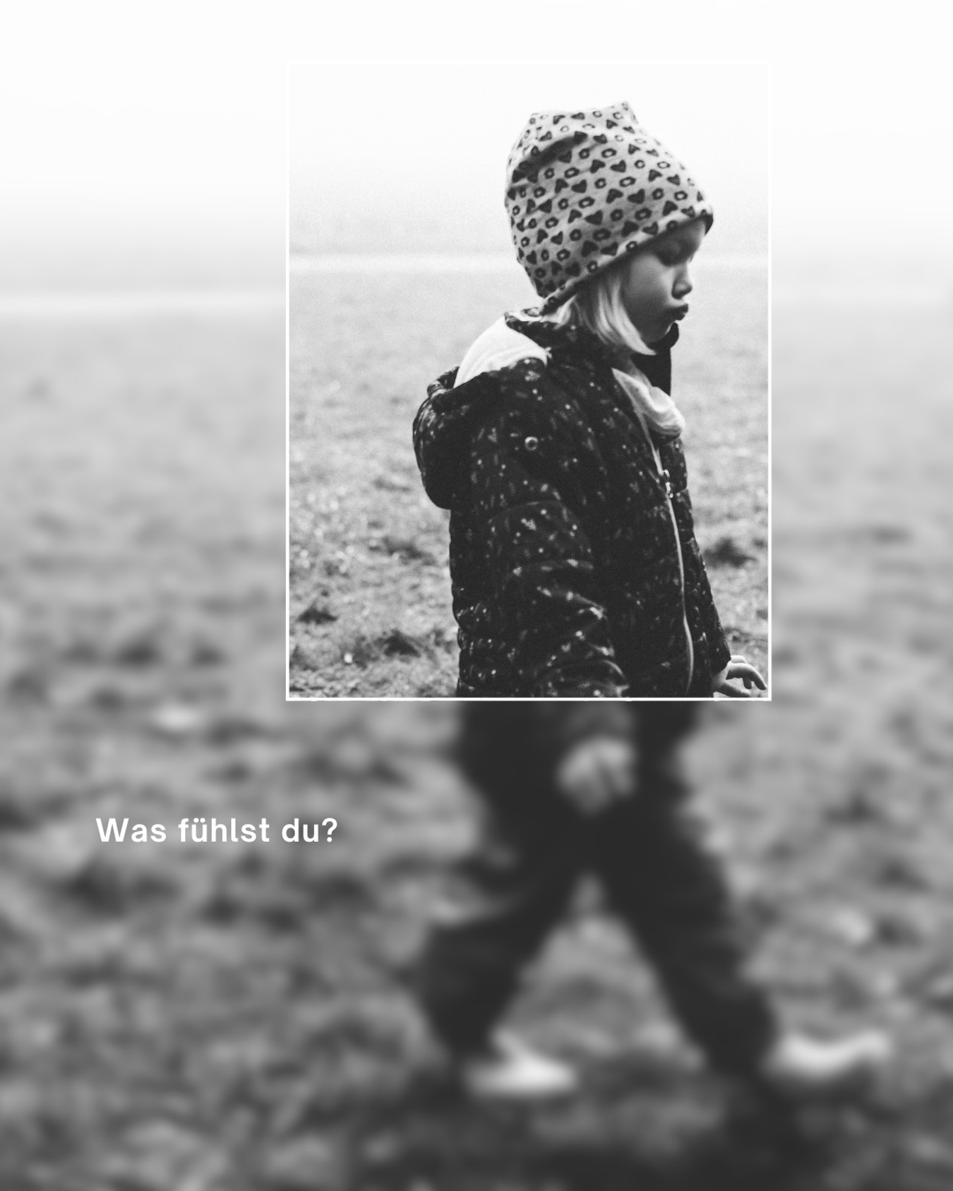 Ich spüre es schon: Bald beginnt wieder meine Kita-Fotografie. Und gleichzeitig bereite ich mich innerlich auf die Schattenseiten vor – auf die Momente, in denen Eltern, die sich Neues wünschen, plötzlich überfordert sind. Überfordert von meiner echten Bildsprache.
Überfordert von der ungeschönten Wahrheit des Lebens, wenn Kinder pur, wild, lachend, mit all ihren kleinen Macken und echten Emotionen vor mir stehen. Zu viele Zähne beim Lachen, zu wenig inszenierte Posen.
Aber dann halte ich inne. Ich erinnere mich an das Licht, das ich einfangen darf. An die Mehrheit, die die Echtheit liebt, die sie spürt, die sie feiern. Die, die das Herz der Kinder in all seiner Unmittelbarkeit erkennen. Die, die sehen, dass genau diese Momente, diese pure Wahrheit, das Wertvollste ist.
Ich atme tief und vertraue darauf, dass meine Bilder diejenigen erreichen, die fühlen, was ich sehe.
#kitafotografie #kindheitserinnerungen #kindergartenherewecome #kindergartenfotografie