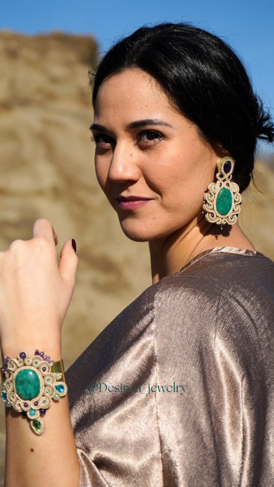 La luce del deserto prende forma.
I gioielli Rimal prendono vita: riflessi dorati, linee sinuose e pietre naturali che catturano la luce ad ogni movimento.
Amazzonite, ametista e peridot evocano oasi nascoste, cieli stellati e il calore della sabbia illuminata dal sole.
Un viaggio nel deserto da indossare ✨
—
The light of the desert comes to life.
Rimal jewels move with the body and the light: golden reflections, fluid shapes and natural stones that shine with every gesture.
Amazonite, amethyst and peridot recall hidden oases, starlit skies and the warmth of sunlit sand.
A journey you can wear ✨
#Desirea #Rimal #Jewelry #Riyadh #NewCollection