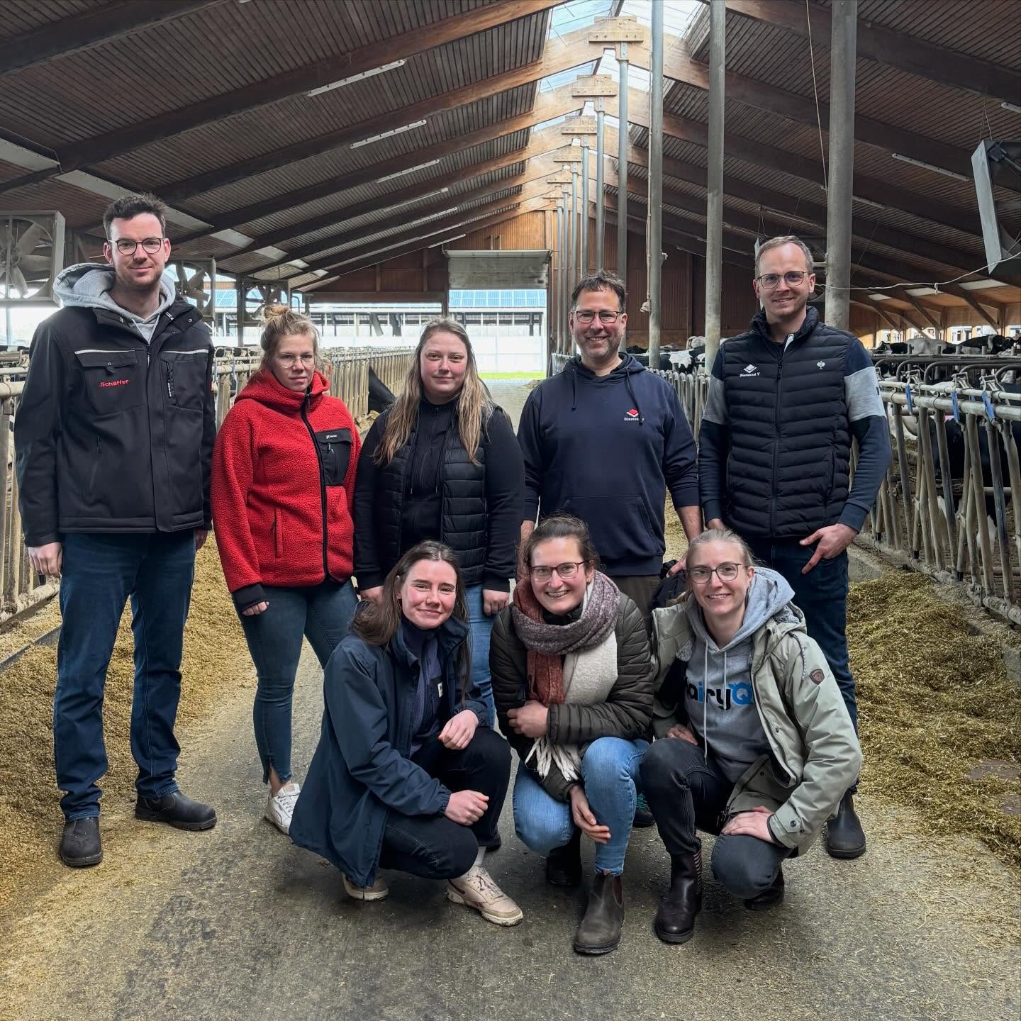 Wir hatten Besuch von @diamondv und @interharzgmbh bei @westerkamp_holsteins .
An diesem Tag ging es rund um das Thema Fütterung. Von der Ernte, über den Silierprozess, bishin zur Lagerung wurden alle Themen angesprochen und diskutiert. Durch die interessanten Vorträge von Walter Schmitz und Finn Lübke wurden wir sensibilisiert, was unter anderem ein sehr gutes Futtertischmanagement und ein gutes Fütterungscontrolling für Erfolge erzielen kann.
Wir möchten uns an dieser Stelle noch einmal ganz herzlich bei euch, Walter und Finn, bedanken für diesen informativen Austausch.
✌🏻🐮