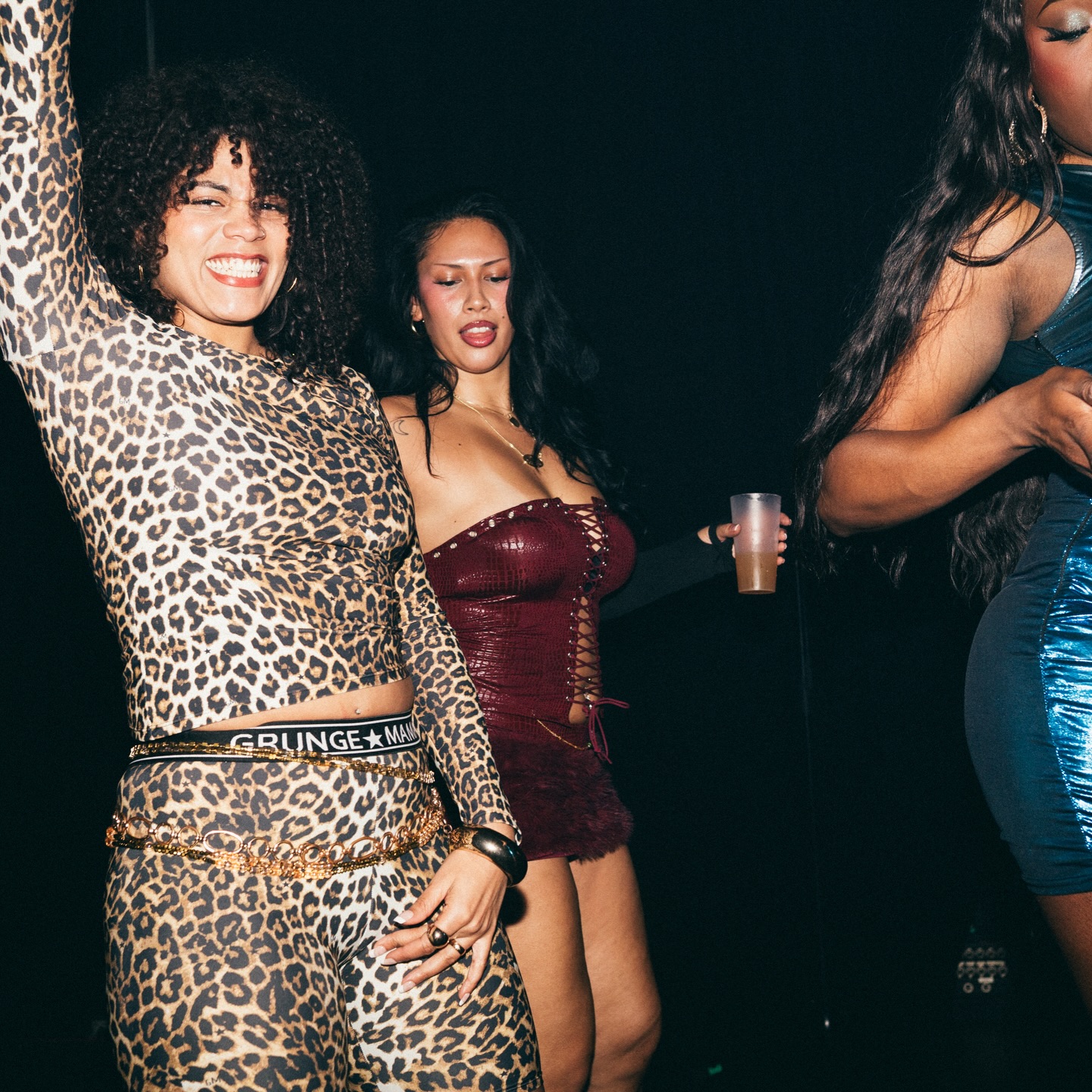 Si c’est ça mon BOULOT ☑️
J’accepte la mission 🐆🎧
WOMEN CLUB ENERGY 👠💄🪩
@pulse.only ❤️🔥 @momuantwerp 🇧🇪
📸 @kellyfober