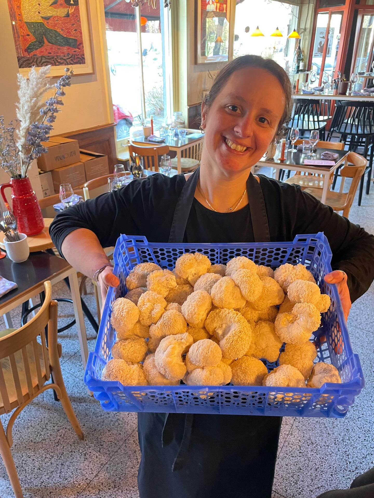 We doen het gewoon, pruikzwam aka Lion’s Mane.. mooi delicaat paddenstoeltje en ook goed voor het hersenpannetje, zeggen ze. Wij vinden het lekkerrrr! @fungi_factory