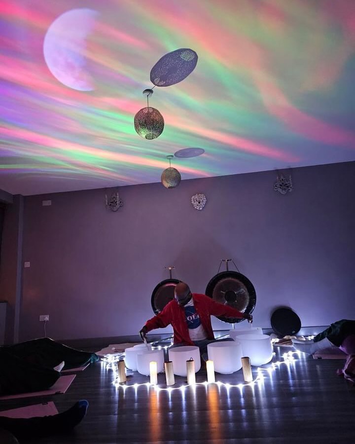 / / S O U N D B A T H / /
Friday 29th November 7:30pm-8:45pm
Therapy and Flow, Wylde Green, Sutton Coldfield
Join Manoj for a monthly session of sound. Using gongs, crystal bowls, chimes and much more, a symphony of sound will be created for you to find space and healing, away from the stresses of day to day life.
Every sound bath is unique and each person’s experience will be varied, as sound baths are a mode of meditation through the mind becoming quiet, you may find that this is a welcome opportunity for inspirations, new ideas or breakthroughs to come to you in this session. The sound of these gongs help the brain, the delta and theta brain wave states reach a deep state of relaxation.
Mats, blankets, bolsters provided so only bring anything extra you need to help you feel cosy. Tea and homemade vegan, gluten free and refined sugar cake for afters..
Booking link in bio. Book at manojyoga.co.uk/events
