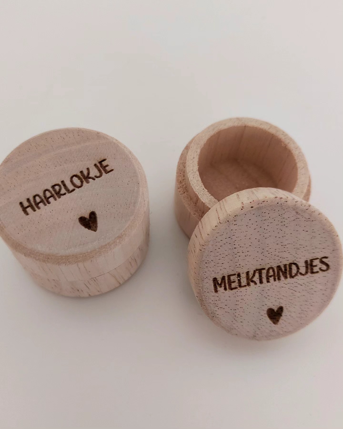 ✨ Een blijvende herinnering aan die eerste mijlpalen! ✨
Bewaar de eerste tandjes en haarlokjes van je kindje in een houten tandendoosje of haarlokdoosje. Kies voor een standaard ontwerp of laat het personaliseren met naam voor een extra speciaal aandenken!
❤️ Duurzaam & stijlvol
🖋️ Met naam te graveren
🎁 Perfect als kraamcadeau
Bestel nu en maak van kleine momenten grote herinneringen! ✨
#tandendoosje #haarlokdoosje #HerinneringenVoorAltijd #Gepersonaliseerd #BijzonderCadeau