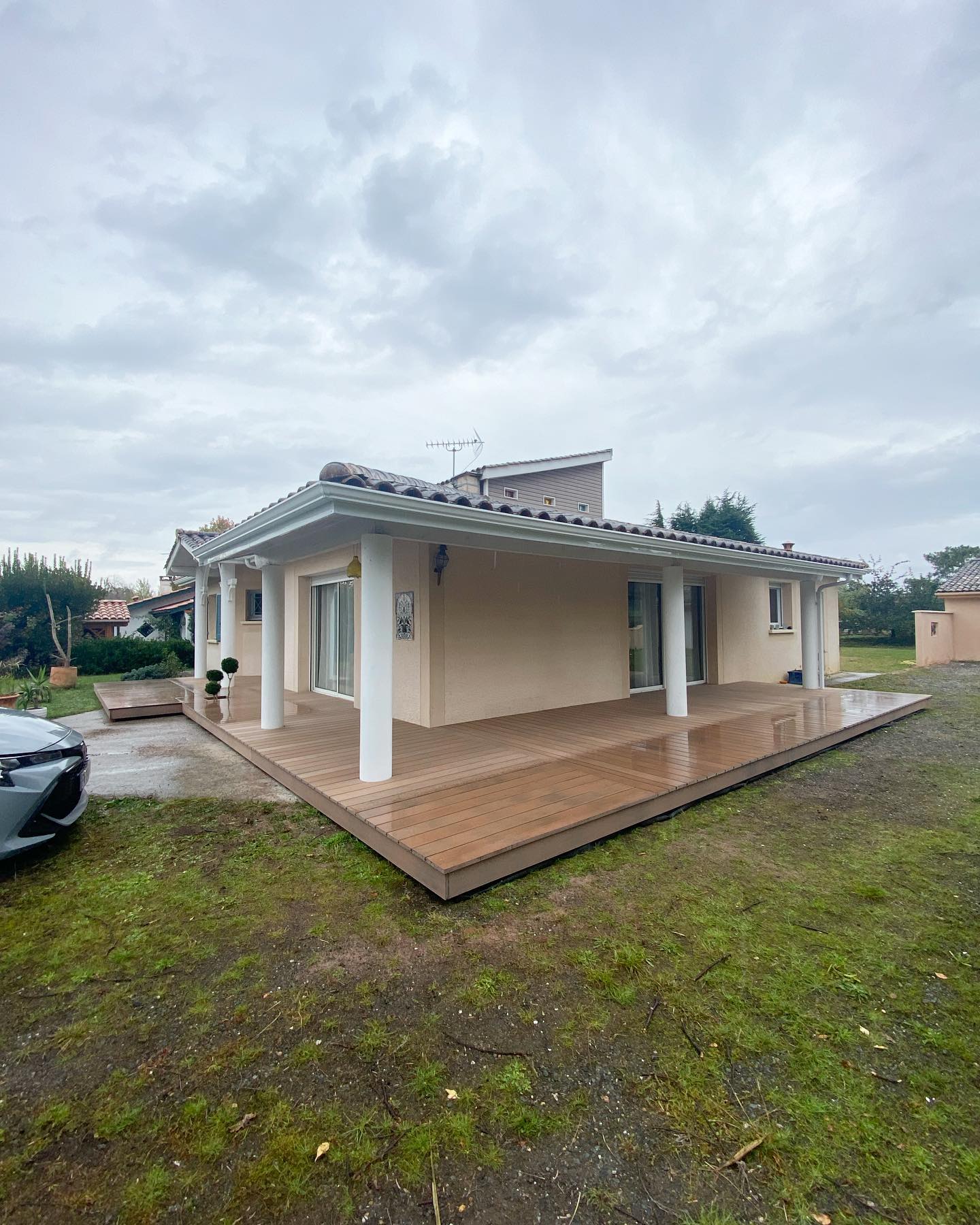 Terrasse en composite de la gamme "émotion" référence "équateur brun" sur ossature à double structure en padouk 🌳