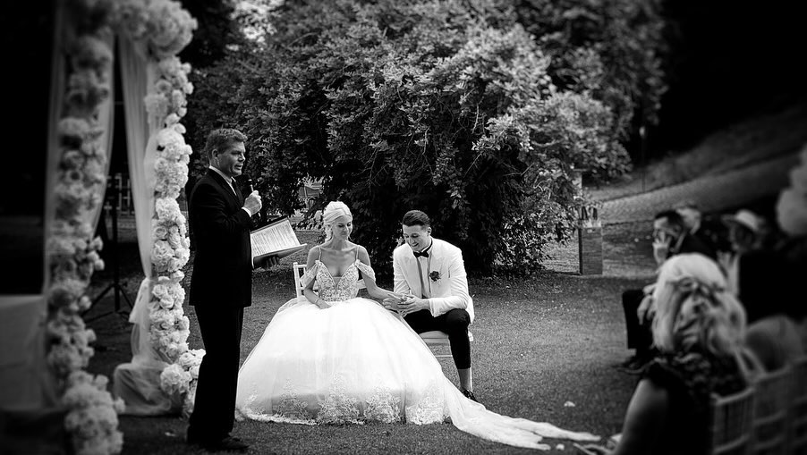 Beautiful moments with a beautiful couple.🤍
Loved leading this intimate, meaningful, Christian wedding ceremony at @lavilla_amstarnbergersee
#hochzeit #trauredner #destinationwedding #wedding #marriage #weddingspeaker #blessing