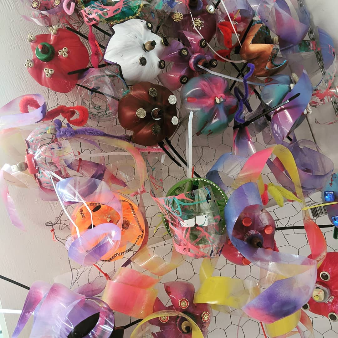 Depuis presque deux mois, tous les mercredis, je donne des ateliers d'expression par l'art au LAB. La petite table se remplit de trésors, d'investissement, de matériaux inusités, le fruit de plusieurs semaines. C'est beau de voir des humains s'investir dans une idée, quel qu'elles soient. On vit des grandioses moments au LAB 🧡
#gratitude #lab #arteveryday #