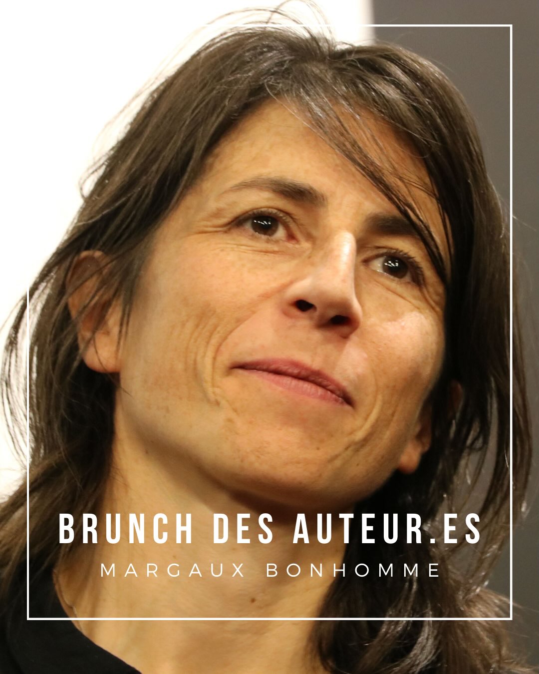 Mercredi dernier, une quinzaine d’adhérent·es de La Scénaristerie ont eu la joie de rencontrer Margaux Bonhomme à l’occasion de la diffusion de la série Nos vies en l’air, qu’elle a coécrite avec Viktor Lockwood, d’après le livre de Manon Fargetton.
Au cours de cette rencontre, Margaux est revenue avec beaucoup de générosité sur son parcours : ses débuts comme chef opératrice, son passage par l’Atelier Scénario de La Fémis, puis la naissance de son premier long métrage Marche ou crève.
Elle a ensuite partagé les coulisses de l’adaptation de Nos vies en l’air : une écriture au long cours, menée avec plusieurs coauteur.es successifs, jusqu’à la concrétisation de la série.
Un moment d’échange précieux pour nos adhérent·es, riche en retours d’expérience concrets sur les chemins, parfois sinueux, de l’écriture et de la fabrication d’un projet.
Un grand merci à @margauxbonhomme pour sa générosité et la sincérité de son partage et à @demonsabertemilie pour l’organisation de ce brunch 🙏