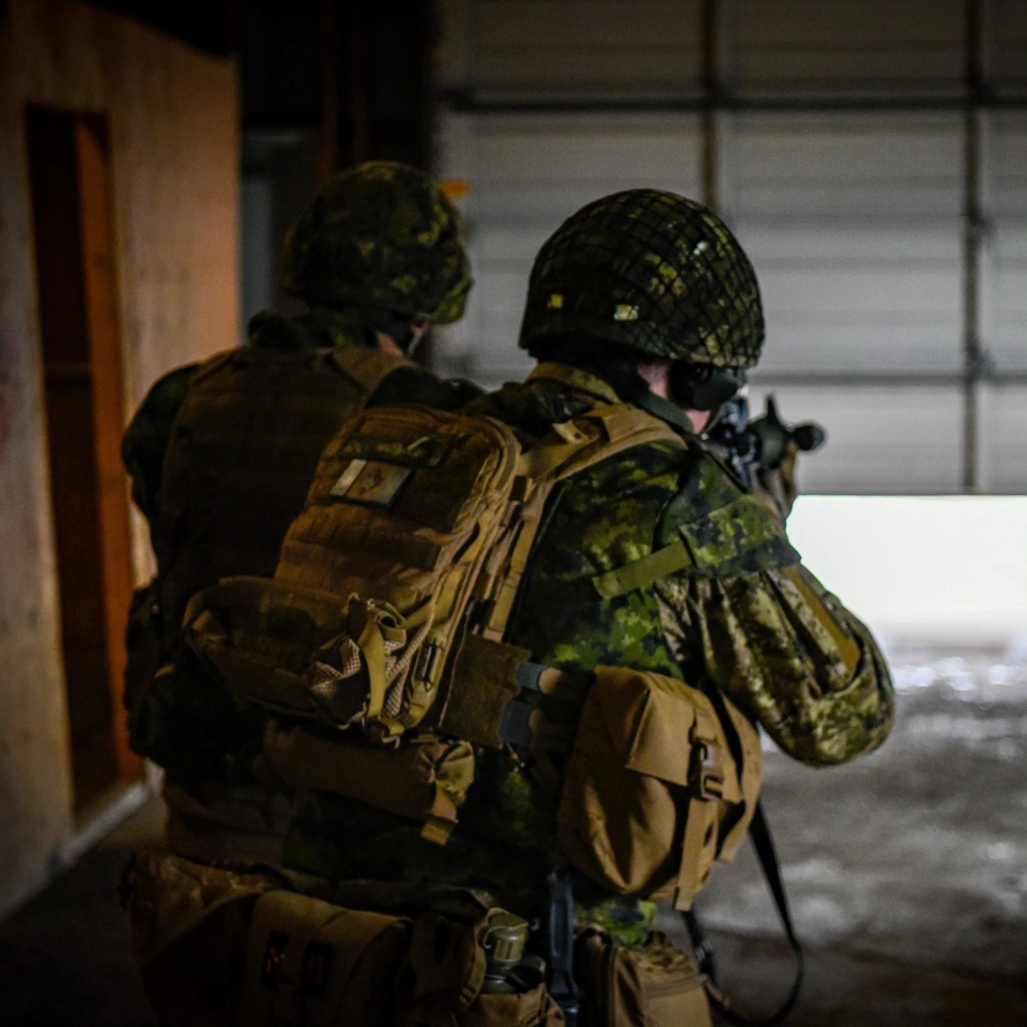 From 23-25 May 2025, members of The Royal Regiment of Canada participated in Exercise MOUNT SORREL (Ex MS) at 4th Canadian Division Training Centre Meaford.
Ex MS saw members conduct offensive operations in an urban environment using Simunition ammunition. Simunition is a realistic, non-lethal, marking ammunition that allows soldiers to train in realistic situations in a safer manner, as well as conduct force-on-force training.
Would you like to know more?
linktr.ee/royalregimentofcanada
📸 Cpl R. Surphlis
Du 23 au 25 mai 2025, des membres du Régiment royal du Canada ont participé à l'exercice MOUNT SORREL (Ex MS) au Centre d'instruction de la 4e Division du Canada à Meaford.
L'Ex MS a permis aux membres de mener des opérations offensives en milieu urbain avec des munitions Simunition. Simunition est une munition de marquage réaliste et non létale qui permet aux soldats de s'entraîner en situation réelle et en toute sécurité, ainsi que de mener des exercices de combat rapproché.
Vous souhaitez en savoir plus ?
linktr.ee/royalregimentofcanada
#CanadianArmy #CanadianForces #CAF #soldier #IchDien #ReadyAyeReady #StrongProudReady #FortFierPrêt