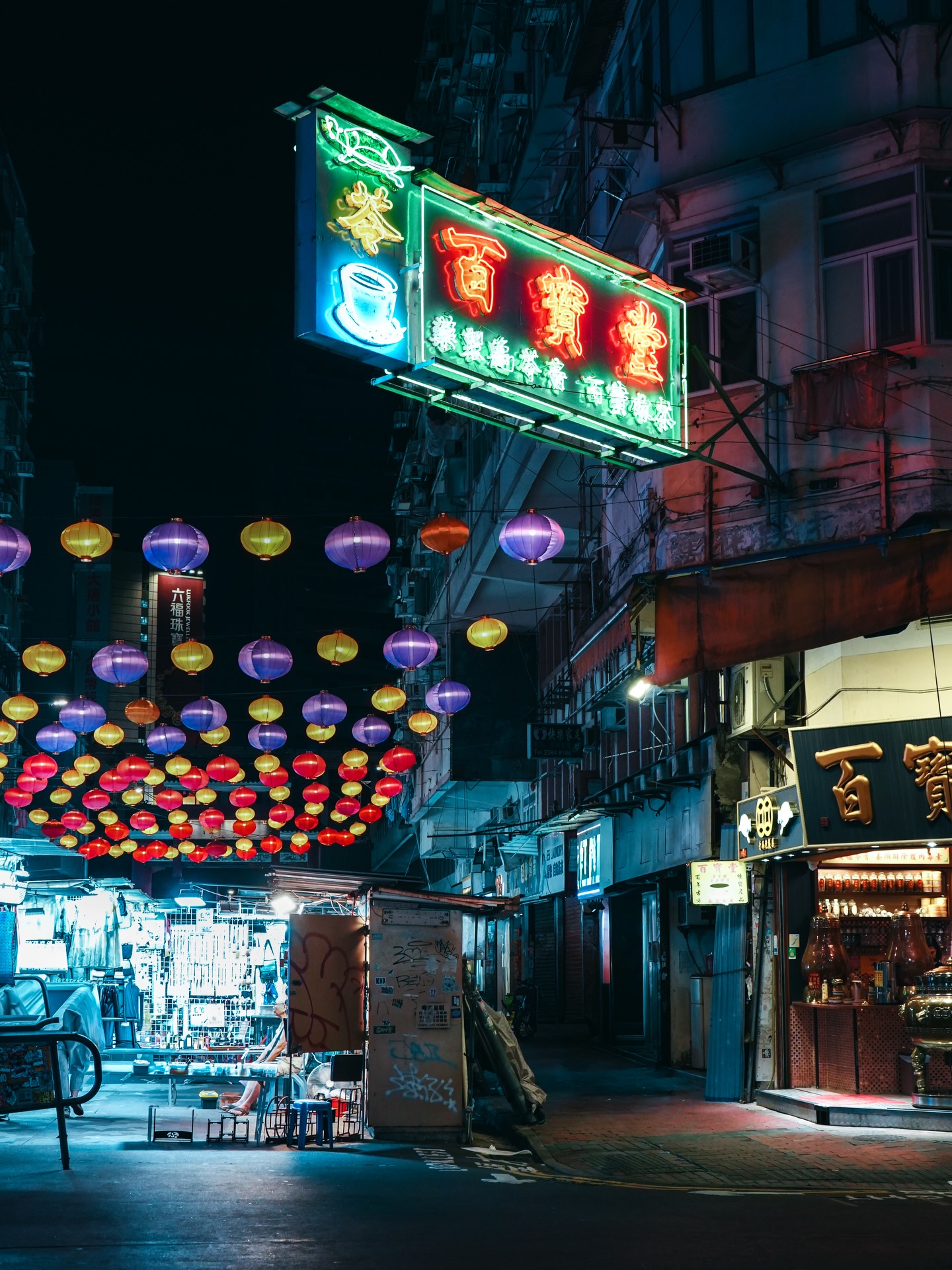 Ich habe selten einen Ort erlebt, der so konsequent sein eigenes Tempo durchzieht. Zwischen Neonlichtern, engen Gassen und Hochhäusern, die gefühlt keinen Himmel mehr durchlassen, merkt Ihr schnell: Hier läuft alles einfach weiter. Egal ob es 10 Uhr morgens ist oder mitten in der Nacht.
Was mich jedes Mal wieder fesselt, ist dieser Kontrast. Auf der einen Seite absolute Dichte, auf der anderen Seite kleine Momente, die plötzlich Ruhe reinbringen. Ein kurzer Blick aus dem Fenster. Ein Gespräch am Straßenrand. Ein Essen, das Euch für ein paar Minuten alles andere vergessen lässt.
Hong Kong zwingt Euch, genauer hinzusehen. Nicht nur die großen Spots, sondern die kleinen Szenen dazwischen. Die, die man nicht planen kann. Genau da entsteht am Ende das Gefühl, wirklich vor Ort gewesen zu sein und nicht nur durchgerannt zu sein.
Und vielleicht ist genau das der Punkt: Ihr kommt nicht hierher, um abzuschalten. Ihr kommt her, um wach zu sein. Um Eindrücke mitzunehmen, die ein bisschen hängen bleiben. Und um zu merken, dass Chaos manchmal ziemlich gut tun kann.
#hongkong #cityvibes #streetphotography #travelmore #urbanexploration