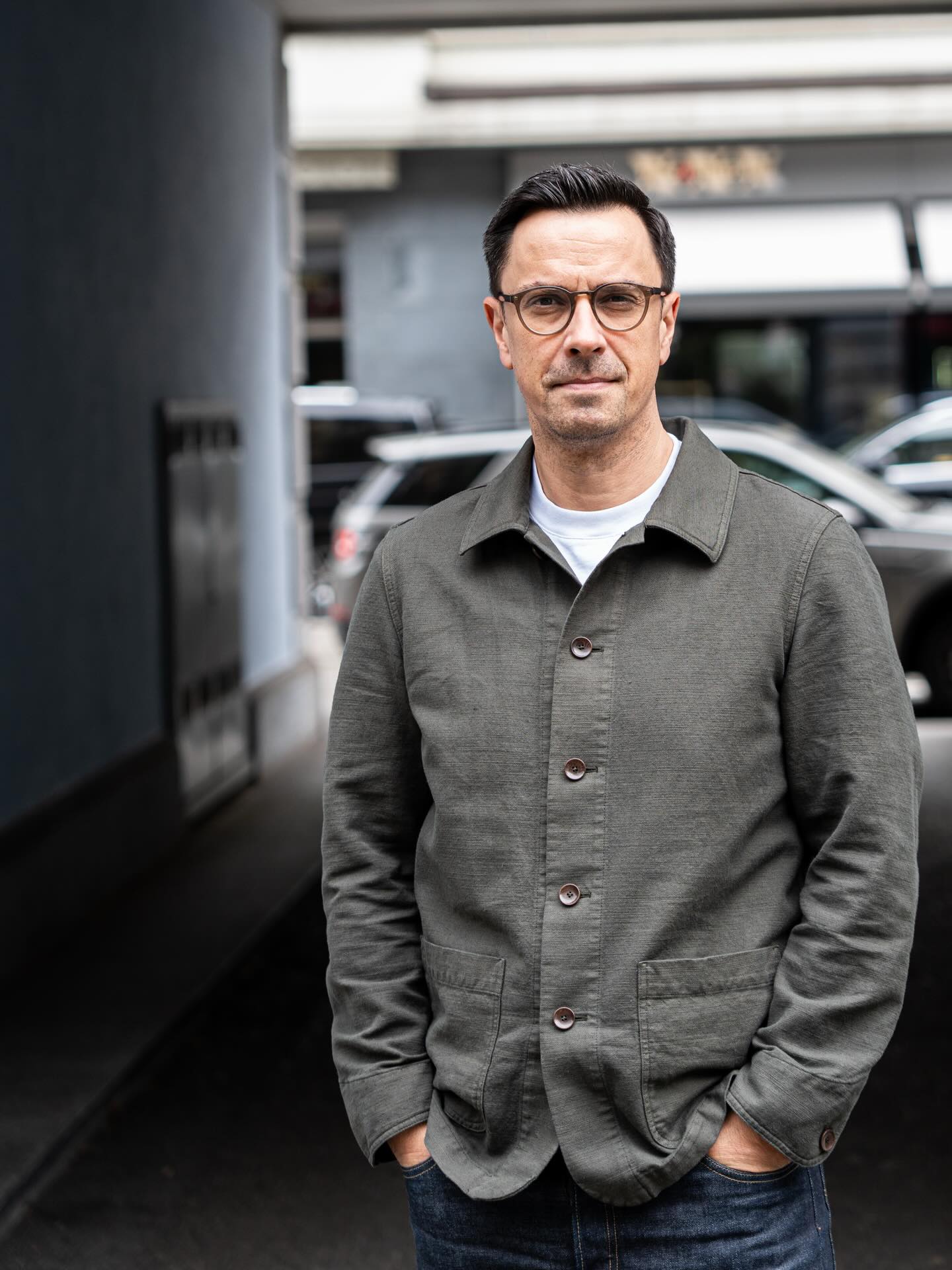 ✨ Neues Lieblingsstück gelandet
Unser super schönes Shacket aus dem neuen Garment Dyeing Programm ist da.
Baumwolle/Leinen‑Mix, dark olive, weich, lässig, unfassbar comfy.
Und das Beste:
Es gibt’s auch in verschiedenen Materialien und Farben , immer mit diesem entspannten, coolen Vibe, der jedes Outfit sofort besser macht.
Handwerklich sauber. Zeitlos. Easy zu tragen.
Einfach ein Stück, das man nicht mehr ausziehen will.
#massanzugzürich #shacket #zurich #massgekleidung #spring