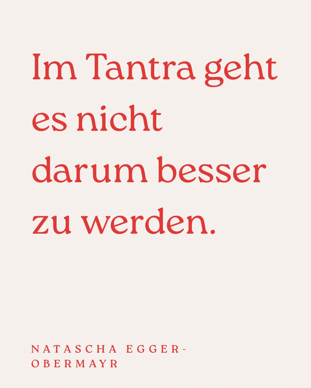 Manchmal bin ich es wirklich leid. All dieses Verlangen nach "mehr" werden, "besser" werden.
Anstatt immer mehr zu wollen oder ständig besser werden zu müssen, lädt uns die Yoga Praxis und vor allem Tantra dazu ein, etwas loszulassen.
Es geht darum, all die konditionierten Überzeugungen zu erkennen und nach und nach abzulegen – Vorstellungen darüber, wer wir sind, wie die Welt ist und was wir glauben zu brauchen.
Was dabei wirklich zählt, ist die Bereitschaft zur Ehrlichkeit mit uns selbst. Eine Ehrlichkeit, die es uns ermöglicht, uns Schritt für Schritt einer tieferen Klarheit anzunähern – in unserem Blick auf uns und auf die Welt.
Diese Klarheit entsteht nicht durch mehr, sondern durch weniger. Durch das Loslassen. Durch das Aufgeben von Vorstellungen.
Klarheit wächst im Raum, den wir schaffen, wenn wir etwas abgeben.
Genau dieser Prozess wird ein zentrales Thema der 50-stündigen tantrischen Hatha-Yoga-Ausbildung sein, die ab nächstem Jahr im Freedom Practice stattfindet.
Es wird mit Sicherheit manchmal ein bisschen unbequem, aber auch ein bisschen heller in uns. 🌞❤️🔥
Ich freu mich auf diesen gemeinsamen Weg. 🫶🏼