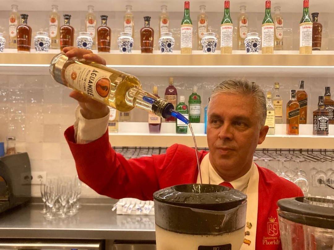 📸 Imágenes del evento "Centenario del Daiquiri nº4" que tuvo lugar ayer en @hoteldelamar en Lloret de Mar con @amarguracultura @ron7villas donde se hizo el lanzamiento del destacado ron #Aguanile con la presencia de destacados cocteleros y gente del sector 🍹💯
#daiquirin4 #lloretdemar #mylloret #rhum #ron #rom #centenario #fiesta #evento #celebración #olot #lespreses #igerscataluña