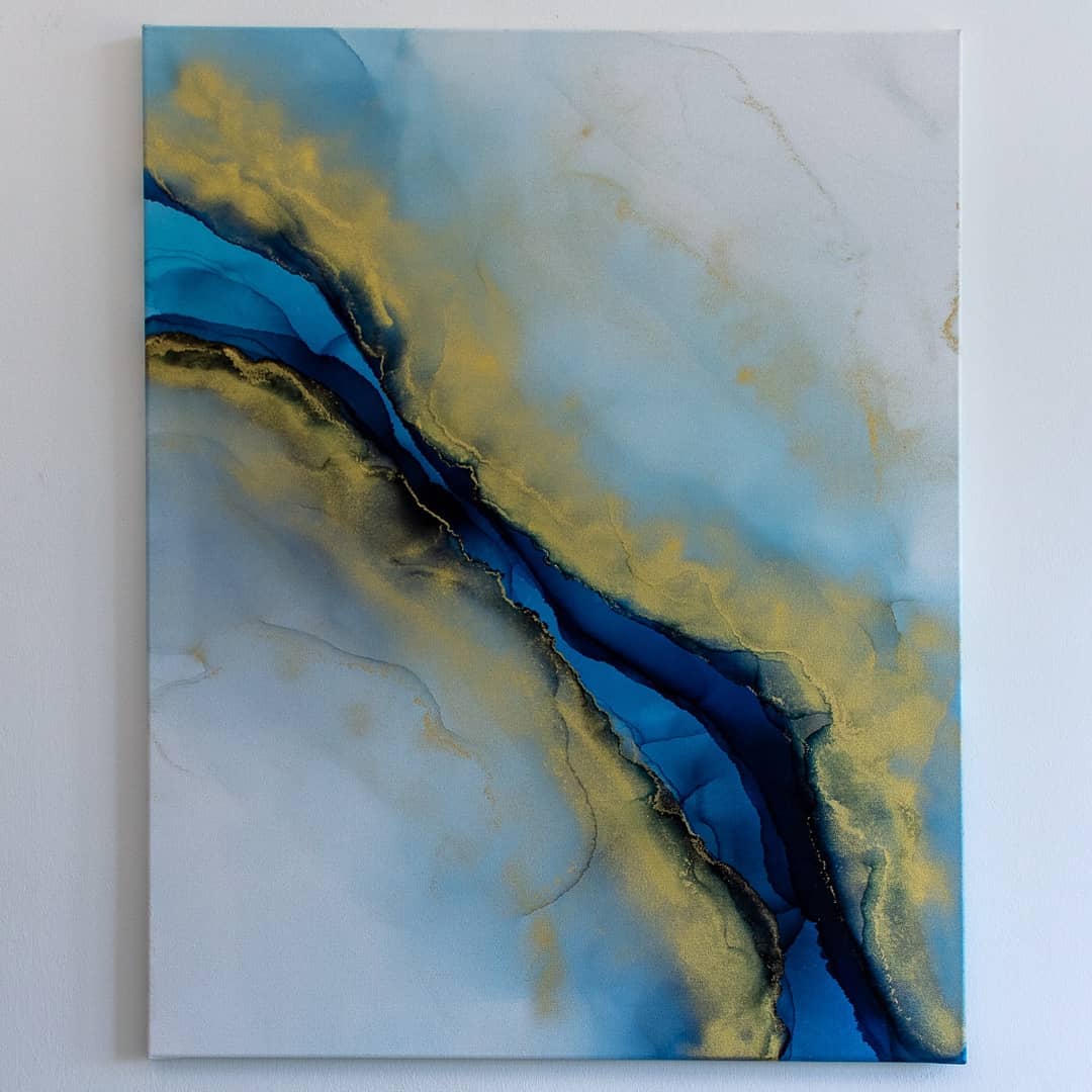 Taidetorstain hengessä vielä edellisessä kohteessa mukana ollut teos, jonka @viivaton on toteuttanut alholimusteilla.
Erittäin mielenkiintoinen tekniikka, johon pääsin tutustumaan taiteilijan
studiolla 🎨
Käsissäni musteet juoksivat vallattomasti - hieman toiseen tapaan kuin tässä työssä, jonka puhtaat ja intensiiviset värit piirtyvät kauniilla tavalla kankaalle muodostaen kuvioita, joista on vaikea irrottaa katsetta.
Tämä teos on vielä työhuoneessani ja muihin taiteilijan töihin voit tutustua @viivaton 🖤
#simpleroom #alcoholink #alkoholimuste
#alkoholimustetaide #bluecolor #finnishart #sisustustaide #sisustustaulu #stailaus #suomalainentaide #viivaton #viivatonart