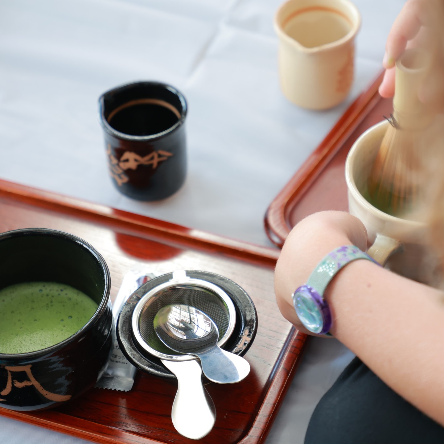 Did you know that Japan's tea ceremony evolved during the Warring States period among the Samurai? 🗡️🍵
In Hiroshima, the tradition flourished as the Ueda Soko School during the Edo period. On this tour, you’ll meet a master who not only carries the teachings of this esteemed lineage but also embodies the spirit and poise of a true Samurai. Discover the essence of Buke-cha, the warrior's tea ceremony, passed down through generations.
Savez-vous que la cérémonie du thé japonaise s'est développée pendant l'époque des guerres féodales parmi les samouraïs ? 🗡️🍵
À Hiroshima, cette tradition s'est épanouie sous l'école Ueda Soko durant la période d'Edo. Lors de ce tour, vous rencontrerez un maître qui, tel un véritable samouraï, perpétue avec grâce et discipline les enseignements de cette lignée ancestrale. Découvrez l'essence du Buke-cha, la cérémonie du thé des guerriers, transmise à travers les âges.
#ExploreSetouchi
#SamuraiJourney
#SetouchiBreweryTour
#SetouchiSamurai
#JapaneseBrewingArt
#SamuraiAndNature
#HeritageAndFlavor