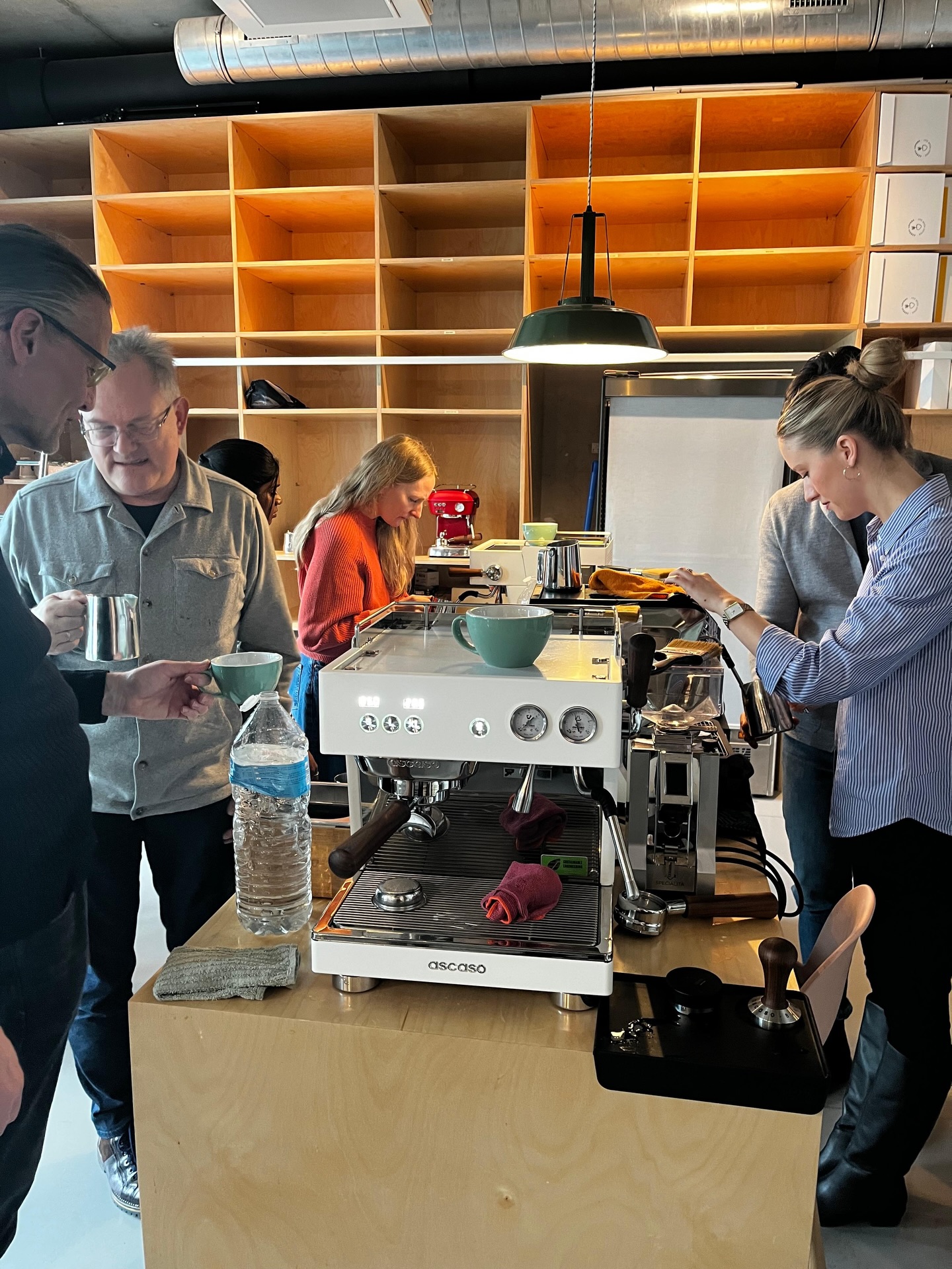 Certains passent leur week-end à dormir.
D’autres apprennent à préparer un café capable de réconcilier n’importe qui avec le lundi.
Ce week-end chez Cereal Lovers Luxembourg, notre atelier latte a transformé des amateurs curieux en véritables artistes de la mousse. Des cœurs sont apparus dans les cappuccinos, les Chemex ont doucement coulé… et certains ont découvert que le lait a presque un caractère.
Entre espresso parfaitement extrait et slow coffee délicatement préparé, nous avons exploré ce qui fait la différence entre “boire un café” et vivre une vraie expérience café.
Vous avez raté celui-ci ?
Bonne nouvelle: le prochain atelier café arrive en avril.
Venez apprendre. Venez goûter.
Et préparez-vous à devenir très exigeants avec votre café.
#CerealLoversLuxembourg #LuxembourgCafe #CafeLuxembourg #AtelierCafe #BaristaLuxembourg