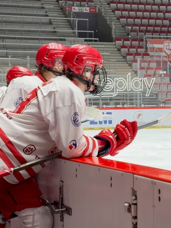 Naši průmkoví borci prostě umí a válí jak ve školních lavicích, tak na ledě. A my jsme na ně neuvěřitelně pyšní! Mužům nyní držíme palce v play off a těm našim o něco mladším v play off blížícího se čtvrtletí! 🏒
zdroj: foto HC Oceláři Třinec
@hcocelaricz @hcocelari_mladez