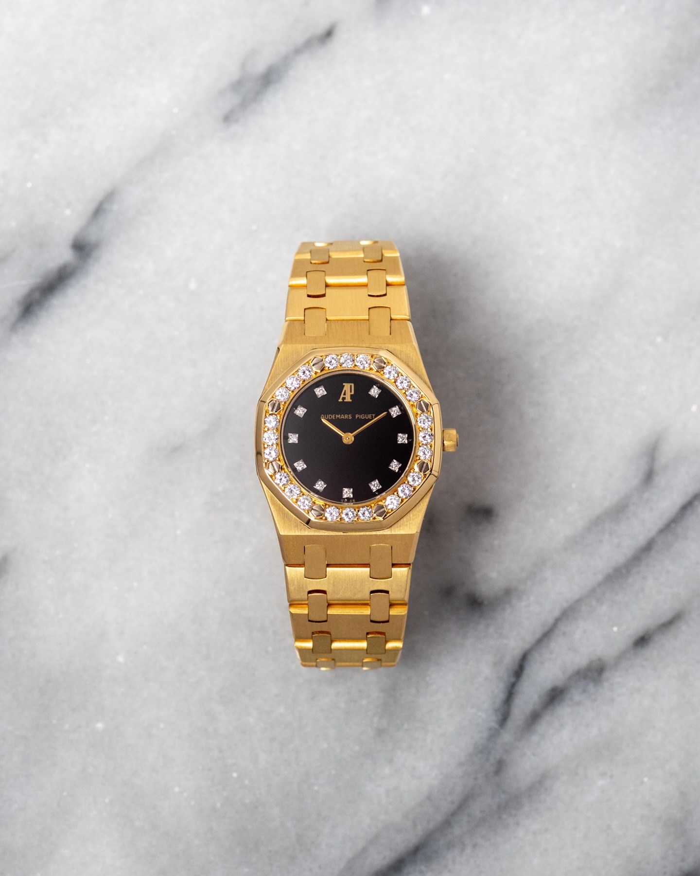 Now Live: a rare and highly desirable variant of the Royal Oak Lady, ref. 6008BA, accompanied by its original box and certificate confirming its date of sale in 1988. Preserved in pristine condition, this exceptional and highly collectible timepiece is now presented on our website.
.
#audemarspiguet #royaloak #royaloaklady