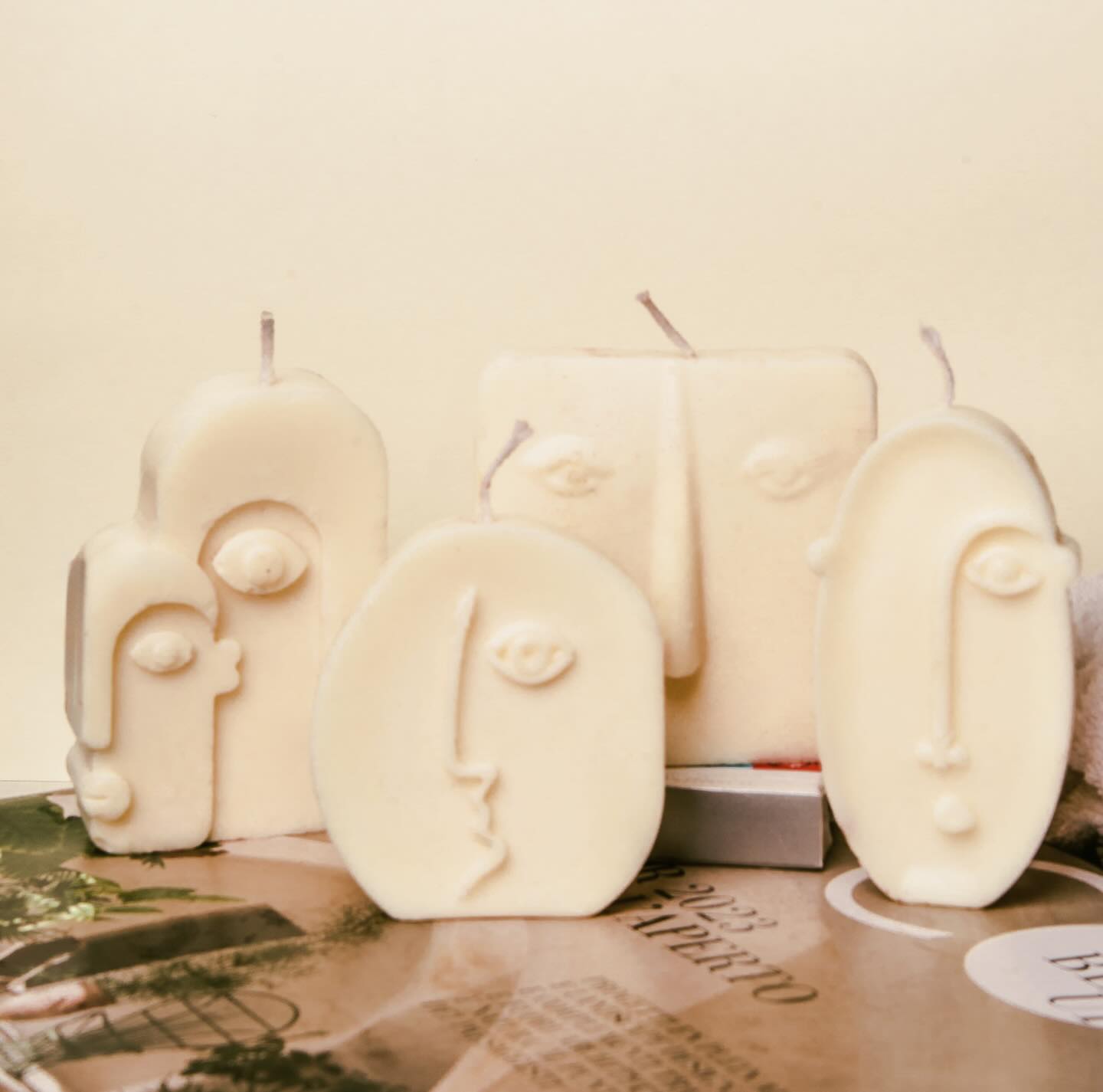 Energia tribale, spirito contemporaneo. 🗿
Le candele Maori nascono per rompere gli schemi: volti allungati, linee squadrate, sguardi.
Ogni forma racconta un’espressione diversa, ogni dettaglio porta carattere nello spazio.
Non la solita candela: un piccolo elemento di design capace di riempire l’ambiente, accendere l’atmosfera e attirare lo sguardo.
Per chi cerca qualcosa di più audace, più personale, più iconico.
Midì•Medì•Madì•Double disponibili online.
www.isolefrancesi.com
#tribalcandle #spiritotribale #isolefrancesi #candeledidesign #interiordecor