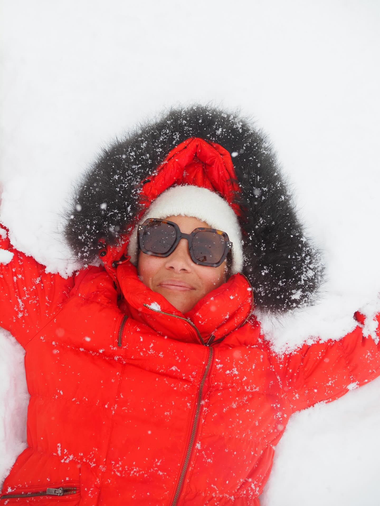Dans ma pellicule de ce week-end enneigé il y a …
❄️ De la neige. Beaucoup de neige. Et en même temps c’est que que l’on voulait voir donc. On était tellement heureux.
🐐Un bouquetin croisé sur le chemin à à peine 2/3 mètres de nous. Jolie surprise.
🐑 Mon pull IRATY porté un jour d’un côté puis le lendemain sur l’autre côté. Ce pull peut vraiment se porter recto/verso.
🩰 Mon amie qui n’avait pas de pull et à qui j’ai prêté mon pull BAIES ROSES
👀 Du tricot avec vue avec mon Pull LOFOTEN parfait pull doudou.
🌲🌲🌲Des paysages enneigés avec chute de neige et beau soleil. Deux jours/deux ambiances.
🐻❄️ Mon headband GRAND OURS. Parfait pour le froid et le chignon.
En Bref on a voulu aller voir la neige et de la neige, on en a eu ! C’était tellement beau !!!
Et maintenant retour à la maison. 🚗
❄️ Retrouvez toutes les Fiches tricot en français et en anglais sur Ravelry et www.AtelierEmilie.com
___________________________________
#atelieremiliedesigns #iratybyae #grandoursbyae #pullbaiesroses
Tricot Knit knitting tricot pull neige headband