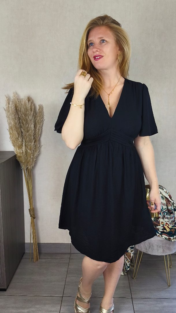 ☀️ On a hâte que le soleil s'installe...
Il y a ce moment de l'année où tout change un peu...
Les journées qui s'allongent, la lumière qui reste plus longtemps, l'envie de sortir, de bouger, de profiter💃
Et sans même s'en rendre compte on a aussi envie de tenues plus légères, plus fluides... des looks qui accompagnent ce petit air de printemps. 🌸
Des pièces simples, qu'on enfile facilement, qui bouge avec nous et qui donne juste cette petite sensation de liberté 🔥
Parce qu'au fond...
Il suffit parfois on a rien de soleil pour avoir envie de se sentir belle ❗
Et toi, dis moi...
Tu sens aussi que le printemps arrive ? 🌻
.
.
#robefemme #lookféminin #tenuedujour #modeinclusive #lookcurvy