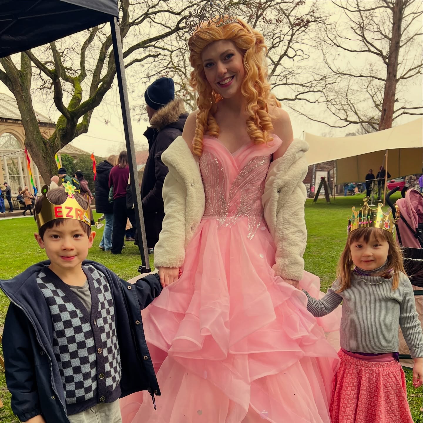Glinda had a fabulous time making crowns with the children at @curatedbydapperandsuave ‘s Spring Market at @syonparkofficial 👑🫧💖
#curatedbydapperandsuave #whatsoninsurrey #surreymums #childrensentertainment #partyentertainer