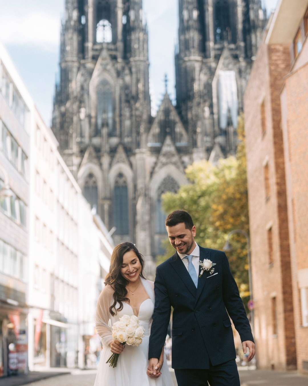 Viele denken, ein Fotograf lohnt sich nur bei der großen Hochzeit , aber gerade beim Standesamt entstehen oft die emotionalsten Momente.
Belen und Roman haben sich im September im Standesamt Köln das Ja-Wort gegeben. Nach der Trauung sind wir gemeinsam rund um den Kölner Dom und zur Hochenzollernbrücke spaziert um diese tollen Kölnmotive festzuhalten.
Gerade bei einer standesamtlichen Trauung passiert so viel Echtes: nervöses Lachen, Umarmungen mit der Familie, ein heimlicher Blick zwischendurch, all diese kleinen Augenblicke gehen schnell vorbei, bleiben aber in Bildern für immer.
Viele Paare unterschätzen das Standesamt ein wenig. Dabei beginnt genau hier eure Geschichte als Ehepaar. Ein kurzes Shooting danach, zum Beispiel rund um den Dom, gibt euch Erinnerungen, die genauso wertvoll sind wie bei einer großen Feier.
Im April geben sich die beiden ihr Ja Wort in Belens Heimat Bolivien, ich werde die beiden auch hierbei begleiten und bin gepannt auf die Zeit in Südamerika
#heirateninköln #standesamtlichetrauung #kölnerdom