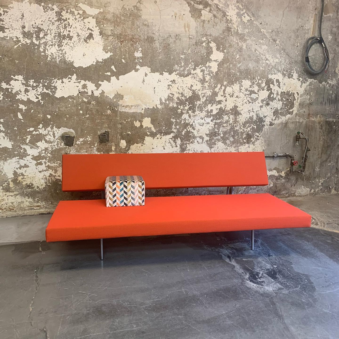 Das Sofa ist einfach ein Traum 🥰 mehr gibts dazu nicht zu sagen. #rostoffe #innendekorationen #dekoration #wohnen #polsterei #vorhänge #wandverspannung #interiordesign #natürlichwohnen #winterthur #swissdesignblog #Innenarchitektur #Handmade #swissmade #handwerk #innenarchitektur #zuerich #zürich