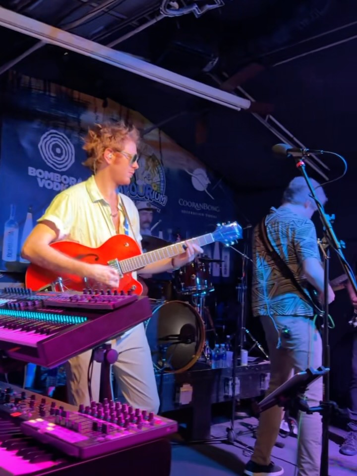 What a night with @jammy_buffet and Coral Reefer guitarist, @petermayermusic! The vibes were 💯!
Catch them again tonight. Doors open at 6PM. Get tickets at www.keystix.com!
#keywest #floridakeys #jimmybuffett #livemusic #duval
📸: @mrhappyhourkeywest