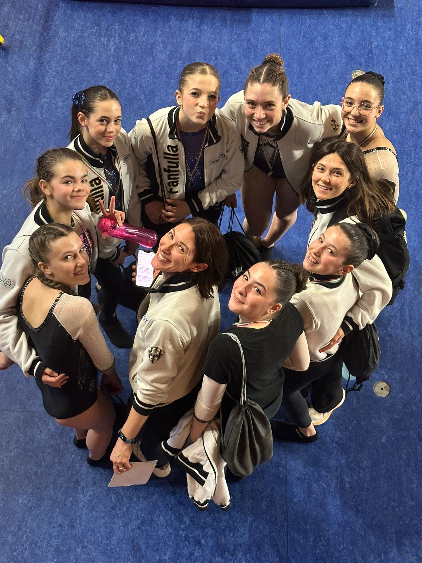 1ª prova del campionato individuale Silver LC e LD Base e Avanzato!🪐
Nel weekend del 14/15 Marzo, al PalaFacchetti di Treviglio, sono scese in campo gara tante ginnaste fanfulline nelle categorie Silver LC/LD Base e Avanzato!
Aurora (A2), Maria Clarissa, Iasmina e Martina (A3), Viola P., Benedetta e Francesca (A4), Viola T., Camilla, Martina e Beatrice (A5), Alessia, Elena e Matilde (J1), Rebecca (J2), Alessia, Giulia e Chiara (S1) e Marta (S2) scendono in campo gara nella categoria LC Base, seguite successivamente da Alessia, Morena e Viola (A3) nella categoria LC Avanzato. Portano tutte a casa una forte esperienza di gara, per alcune la prima dell’anno, con grinta e grandi sorrisi concludono una bellissima gara, con punteggi degni di nota!🔥
Cloe (A4), Rebecca e Fatima (J1) gareggiano nella categoria Silver LD Avanzato, e Beatrice (A4), Ambra (A5), Aurora (J1), Alice, Ginevra, Violante, Sofia (J2) e Alessia (S1) concludono il fine settimana bianconero nella categoria LD Base. Le ragazze mettono in pratica gli sforzi e il duro lavoro fatto in palestra al meglio di sé, portando a casa grandi posizionamenti in classifica, podi per attrezzo e molte più consapevolezze!🌟
Le nostre 33 ginnaste concludono determinate e sfavillanti un super weekend di gare Silver, complimenti ragazze e avanti tutta con i prossimi obiettivi!🤍🖤