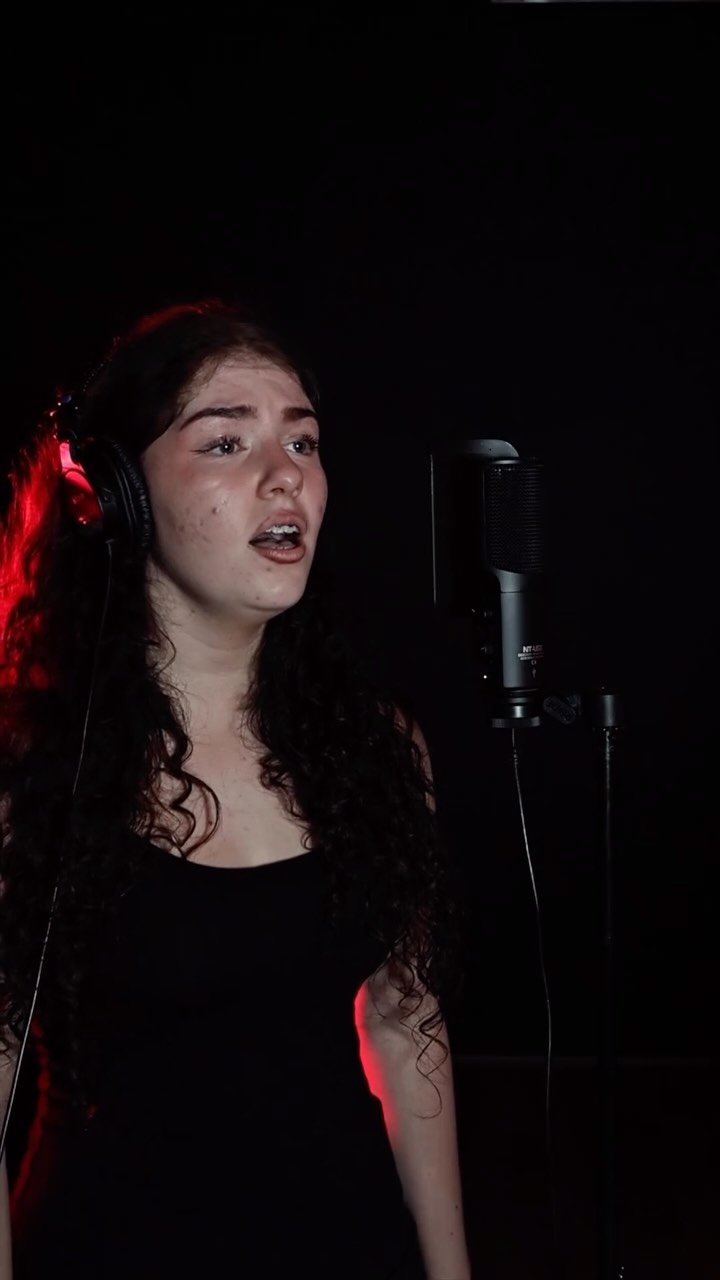 CopperLIVE🎙️
Singing our way through Mondays...
🎤 Sadie
🎶 Hey Little Songbird - Hadestown
#CopperStudios #MusicalTheatre #VocalCoaching