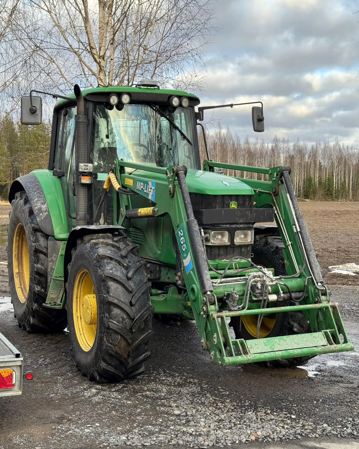 Alkuviikosta asiakkaalle toimitettiin EFIX eSteer 20 automaattiohjaus asennettuna John Deereen! 🤝🚜
Tähän koneeseen asennettiin:
✅️ EFIX eSteer 20 - automaattiohjauspaketti
✅️ Mallikohtainen asennussarja
✅️ Ohjauskulman anturi
✅️ Aktivointikytkinsarja asennettuna käsinojaan
John Deere pääsee tulevan kauden haasteisiin RTK tarkkuudella! 🌱
#efixag #agronav #automaattiohjaus #johndeere #rtk