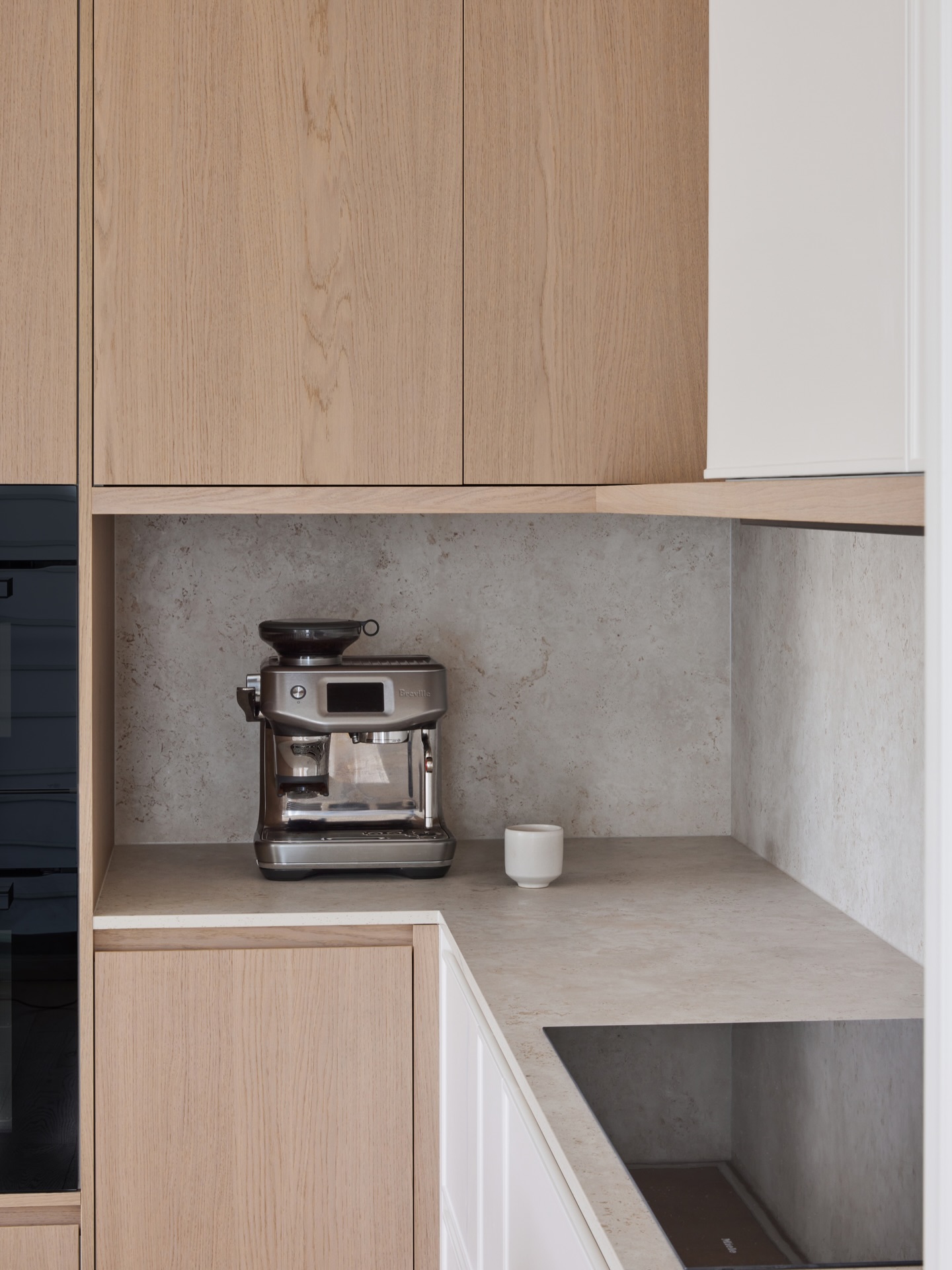 One of my (many) favourite features of this kitchen. A continuous shelf under the range hood and upper cabinetry seamlessly integrating into the appliance nook and left wall.
Using a beautiful oak veneer from @newageveneers, @gandmdetailedjoinery executed this detail to perfection.
#kitchenrenovations #coastalkitchen #australianinteriors #sydneyinteriordesign #sydneyinteriordesigner
Photographer: @ess.creative
Stylist: @stephanie_powell_interiors