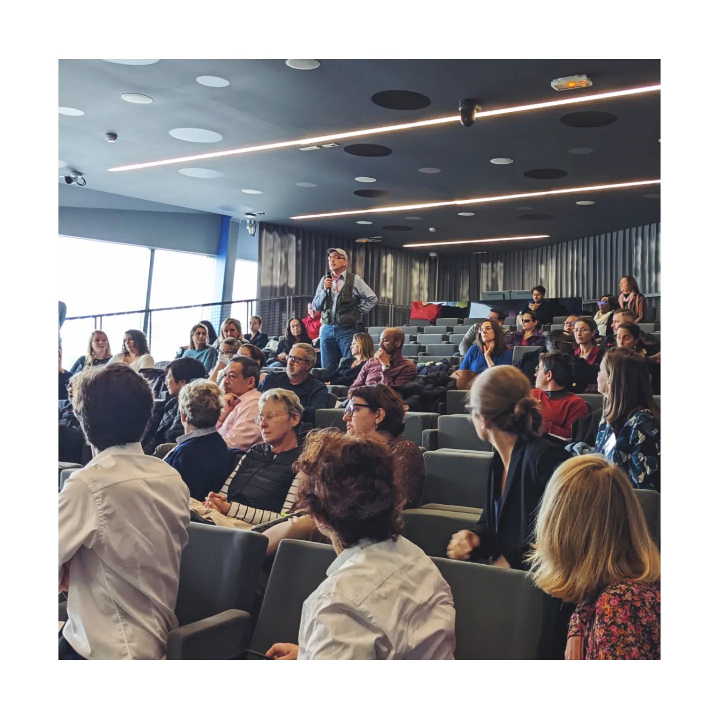 𝐉𝐎𝐔𝐑𝐍𝐄𝐄 𝐏𝐀𝐓𝐈𝐄𝐍𝐓𝐒
La journée de vendredi a été riche en émotions ! Cette journée, je ne l’attendait même pas il y a 5 ans. Et pourtant, je me suis retrouvée avec le micro dans les mains, à parler de bienveillance et de l’importance d’être entendu, écouté et soutenu après un syndrome de lyell / ssj. C’est incroyable, quand je regarde derrière moi je ne peux m'empêcher de me voir toute maigre, le corps couvert de cicatrices, les yeux rouges. Si j’avais eu un avant goût de cette journée, je me serais sentie pousser les ailes pour avancer déterminée.
Et pourtant, ça peut paraître fou, je ne regrette rien de mon parcours. Ni les stigmates, ni la solitude, ni le désespoir. Cette détresse m’a fait réaliser à quel point la maladie était injuste, mais à quel point il était important de ne pas laisser cela s’installer. Cette envie de faire en sorte que personne ne se retrouve seul face à lui-même est née après mon Lyell. Et quelle chance incroyable j’ai eu de rencontrer toutes ces personnes si merveilleuses. Pour la plupart nous avons échangé des messages, et cela représente le monde pour moi. Vous tous, avez ancré en moi la certitude qu’ensemble on est plus fort, et que la douceur et la bienveillance peuvent faire la différence.
Merci à vous tous, pour ces échanges, votre amour et la force que vous m’avez insufflés depuis 5 ans.
Je remercie très chaleureusement les médecins présents ce jour-là, qui se lèvent chaque jour pour aider et sauver des vies. Merci aux soignants, nos piliers pendant la réa, mais aussi après, qui nous aident à nous reconstruire et nous accrocher, et qui s’efforcent de nous apporter tellement de chaleur humaine. Merci au Dr ORO pour son implication et son travail énorme pour l’avancée de la recherche et la coordination des centres de référence en France, et à l’étranger. Merci à mes amis de AMALYSTE qui n’ont de cesse de batailler pour défendre notre voix. Merci à toutes celles et ceux qui ont eu la force de s’adresser à nous vendredi, Océane, Delphine, et tous les patients et proches qui ont partagé avec émotion leur vécu, merci et bravo.
Vous êtes merveilleux, et je n'aurai de cesse de continuer ce projet ❤️💕
NEVER GIVE UP.